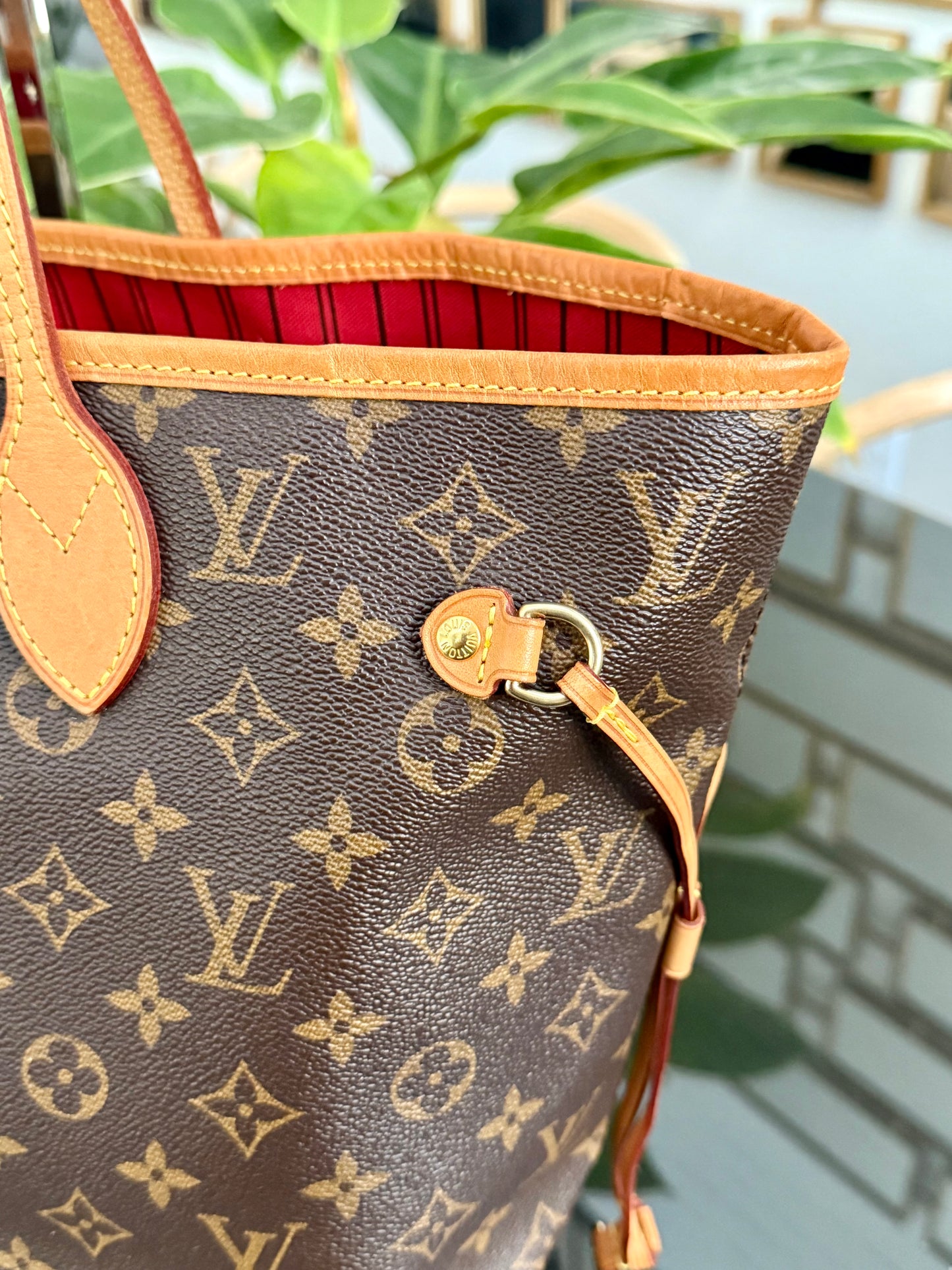 Neverfull MM in Cerise/ Red interior with Dustbag ๐
Year: 2018