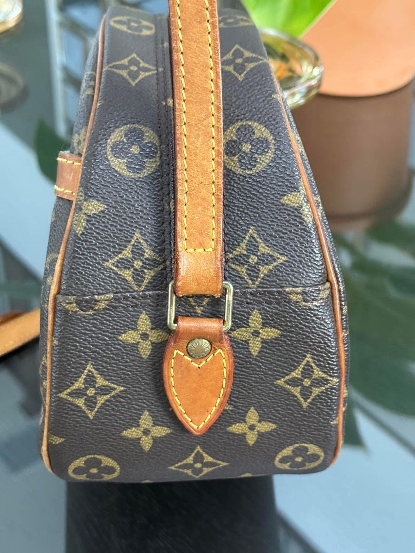Blois Crossbody -๐๏ธ Year: 1999