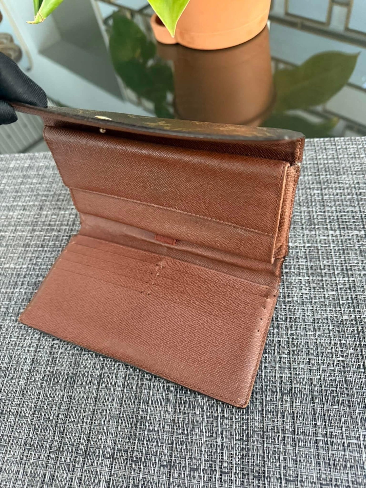 International Wallet with 8 Cardholders ๐๏ธ Year: 2008
