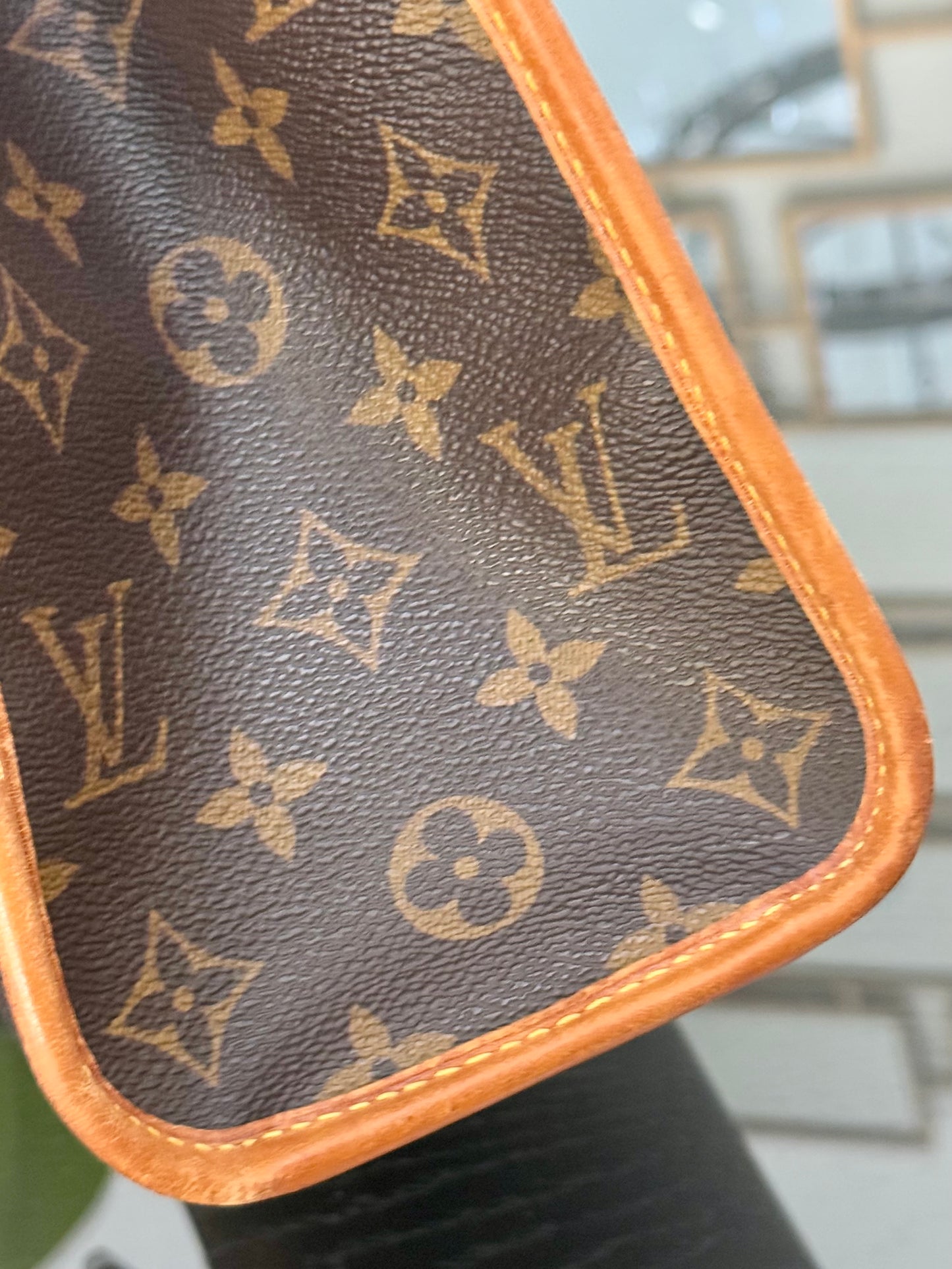 Beverly GM Satchel Crossbody - ๐
Year: 1996
