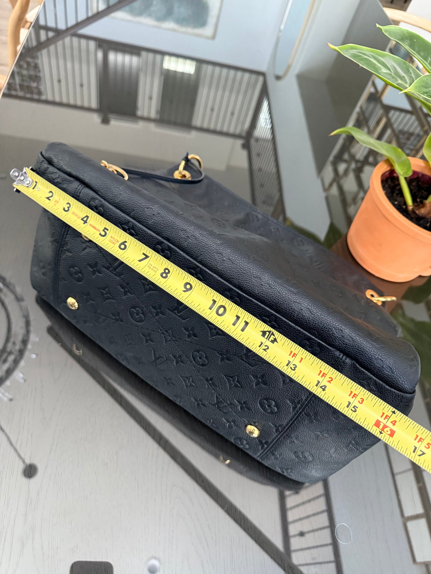 Artsy MM Empriente in Black with Dustbag and Insert Organizer - ๐
Year: 2015