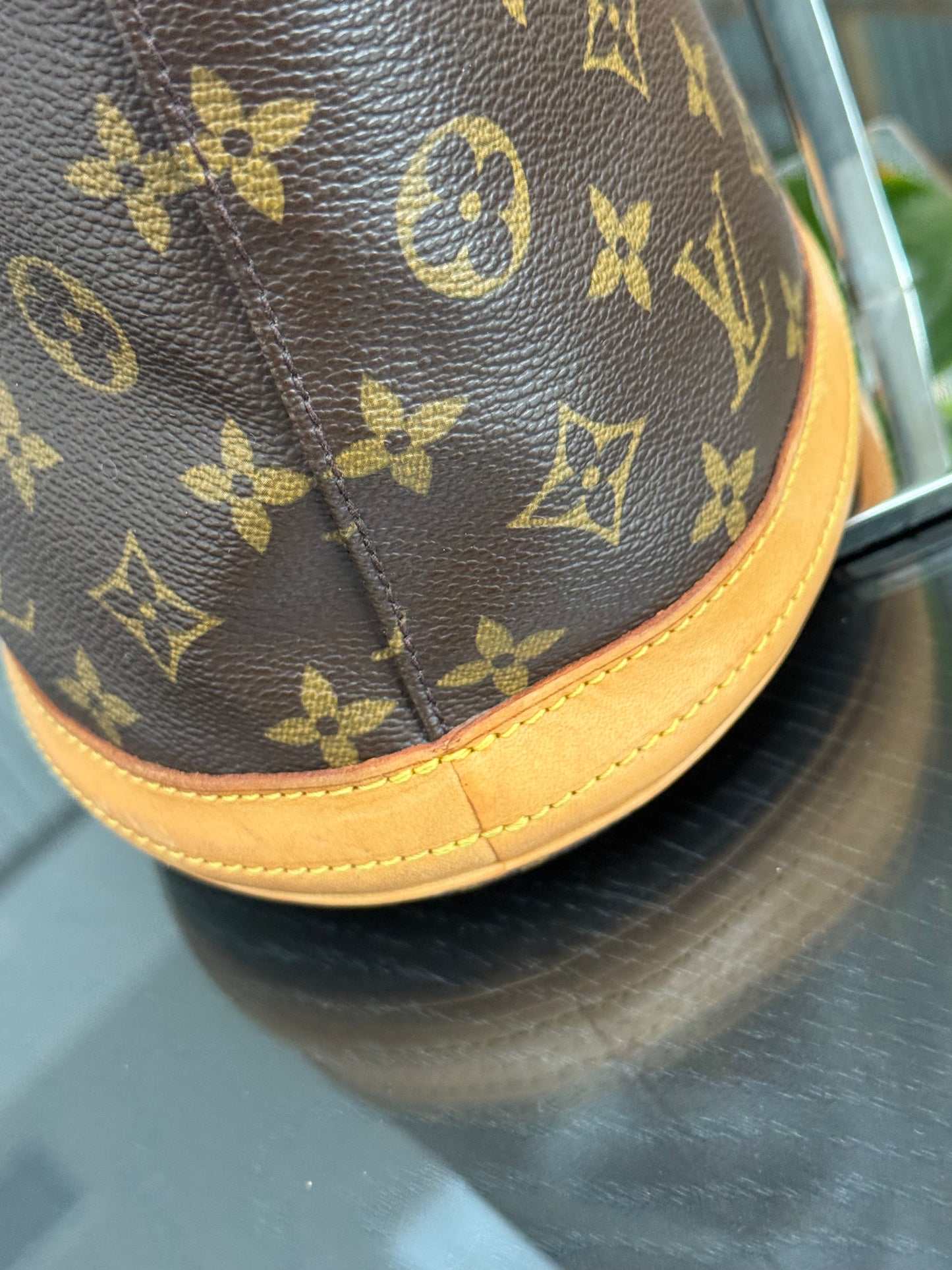 Petite Bucket in Monogram 🗓️ Year: 2003