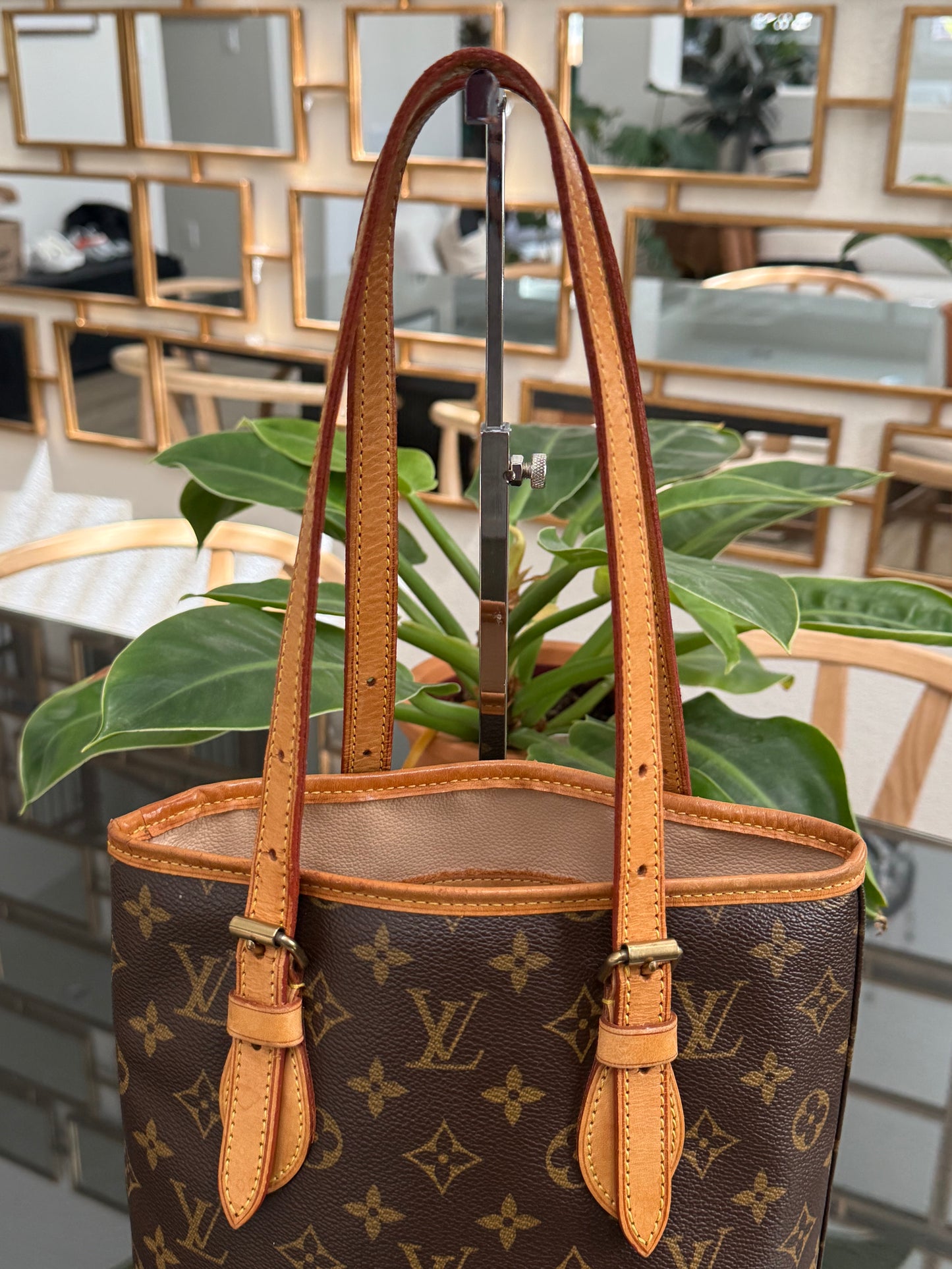 Petite Bucket in Monogram 🗓️ Year: 2003