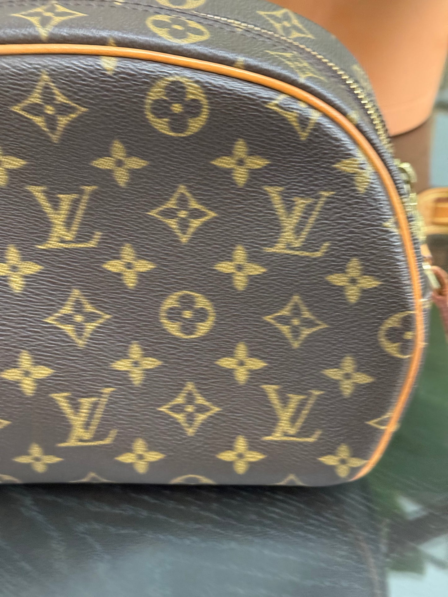 Blois Crossbody -🗓️ Year: 1999