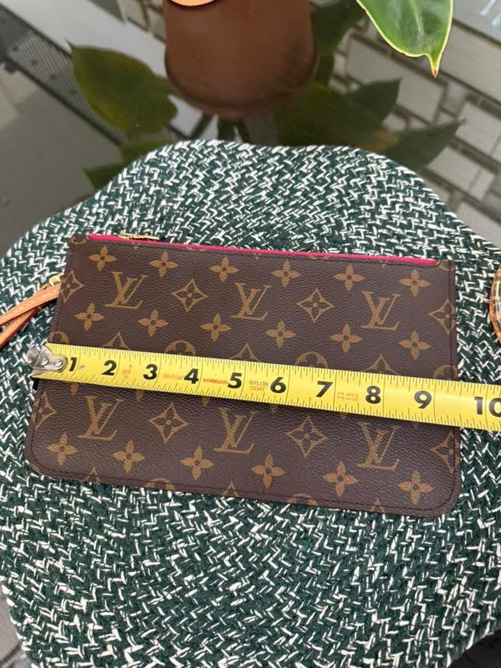 Neverfull MM/GM Pouch in Peony 🗓️ Year: 2020