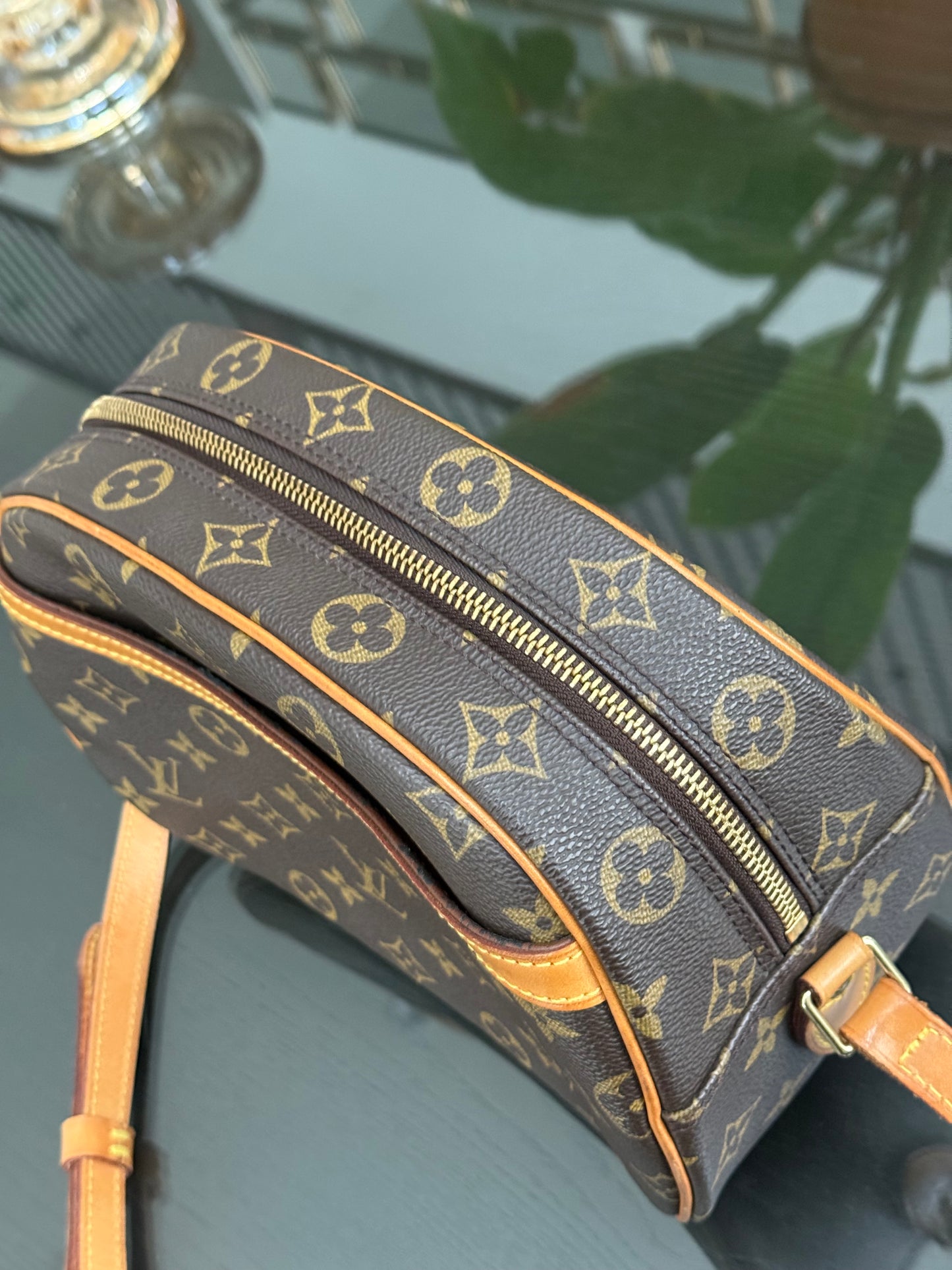 Blois Crossbody -🗓️ Year: 1999