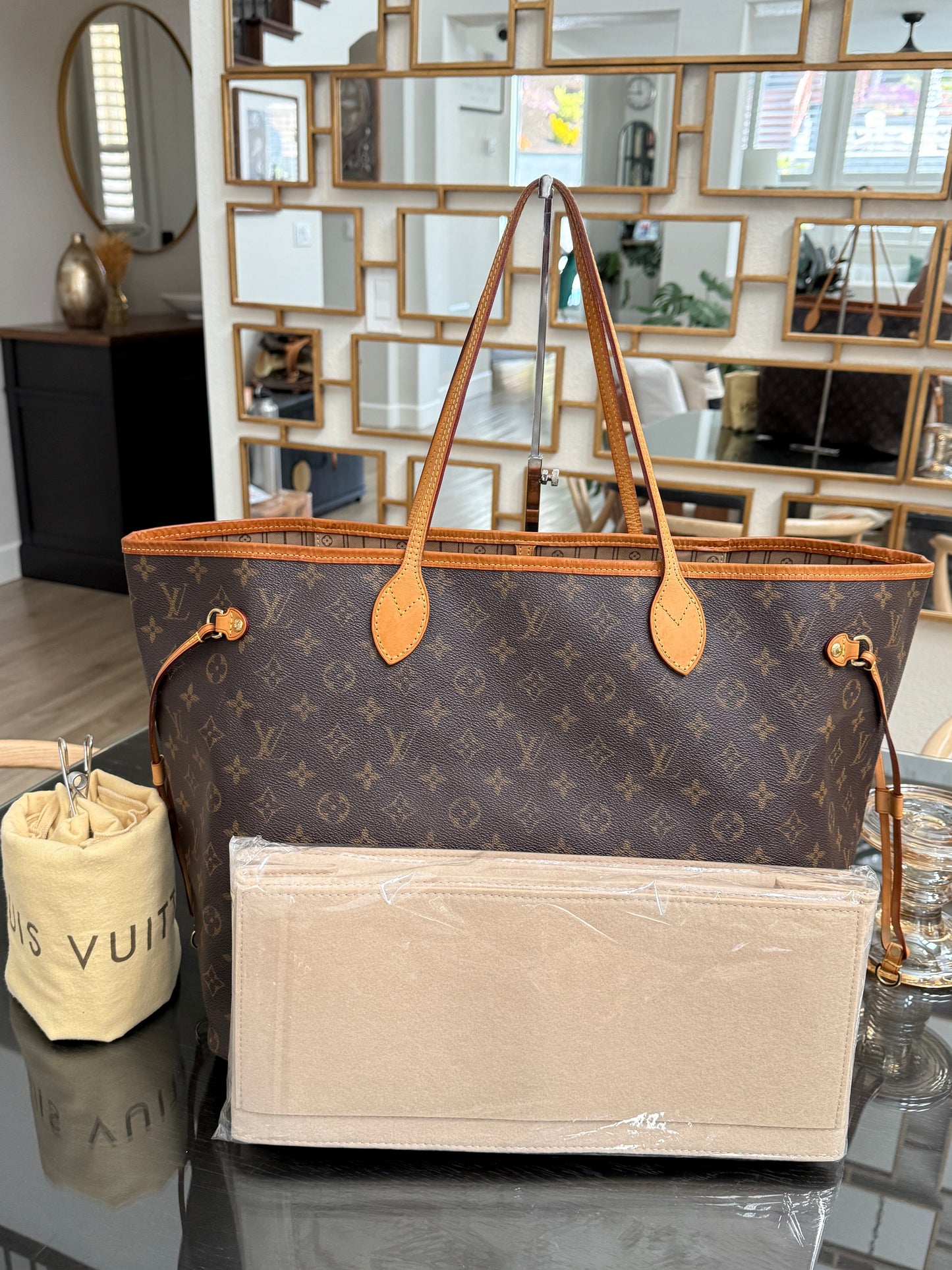 Neverfull GM with Dustbag and Insert Organizer ๐
Year: 2009