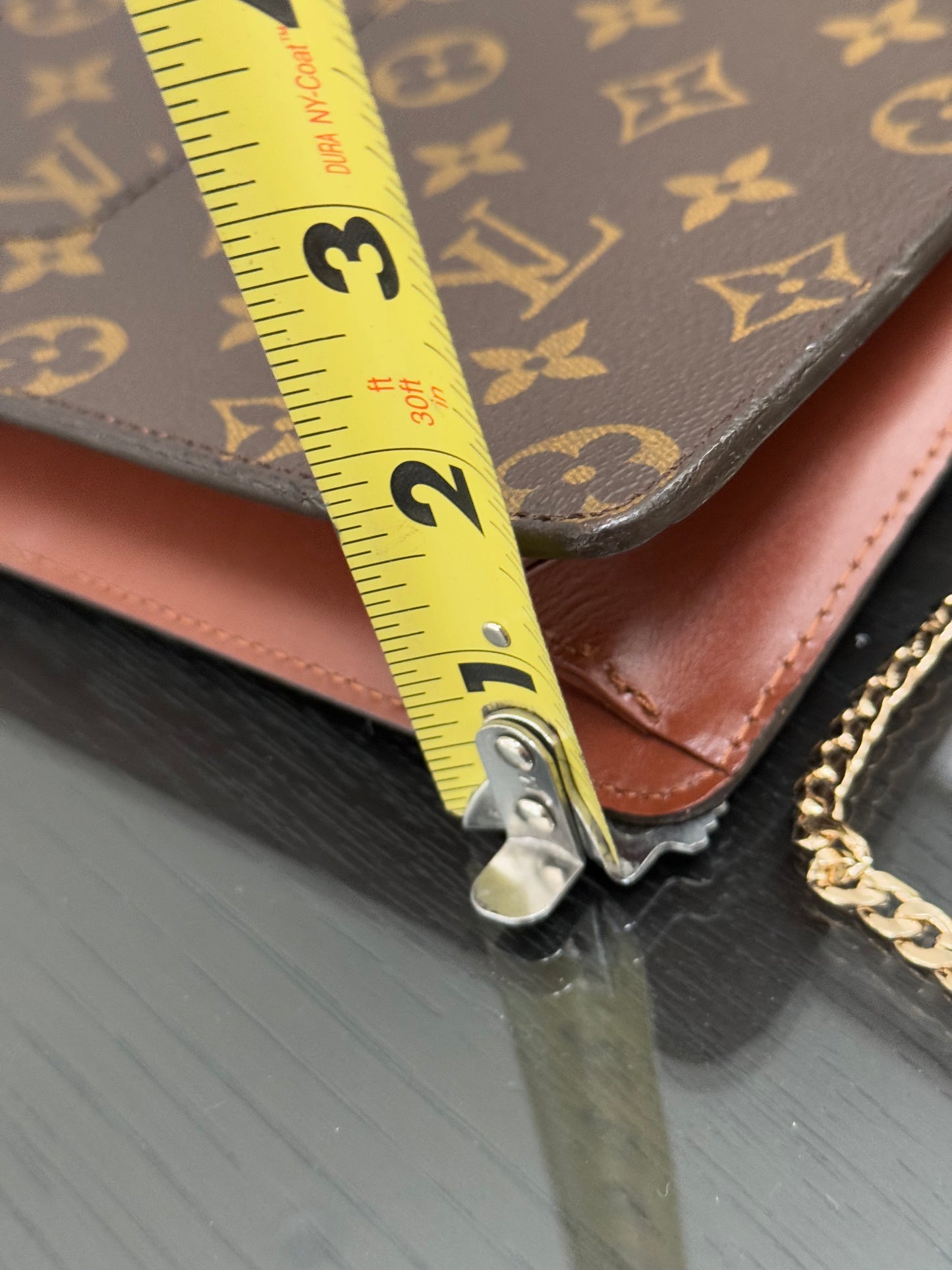 Pochette Homme with Generic Crossbody -🗓️ Year: 1995