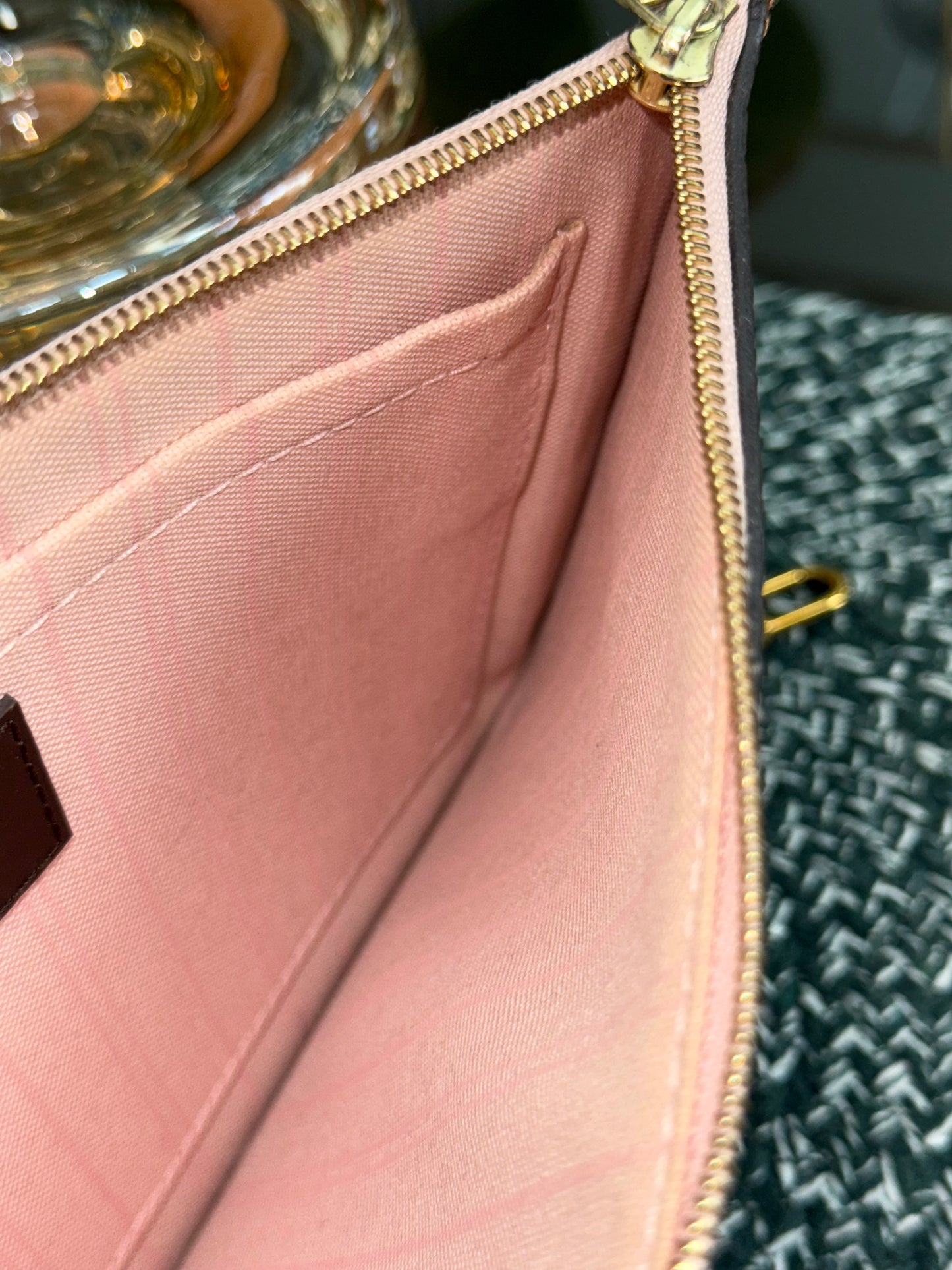 Neverfull MM/GM Pouch in De Rose Ballerine 🗓️ Year: 2016