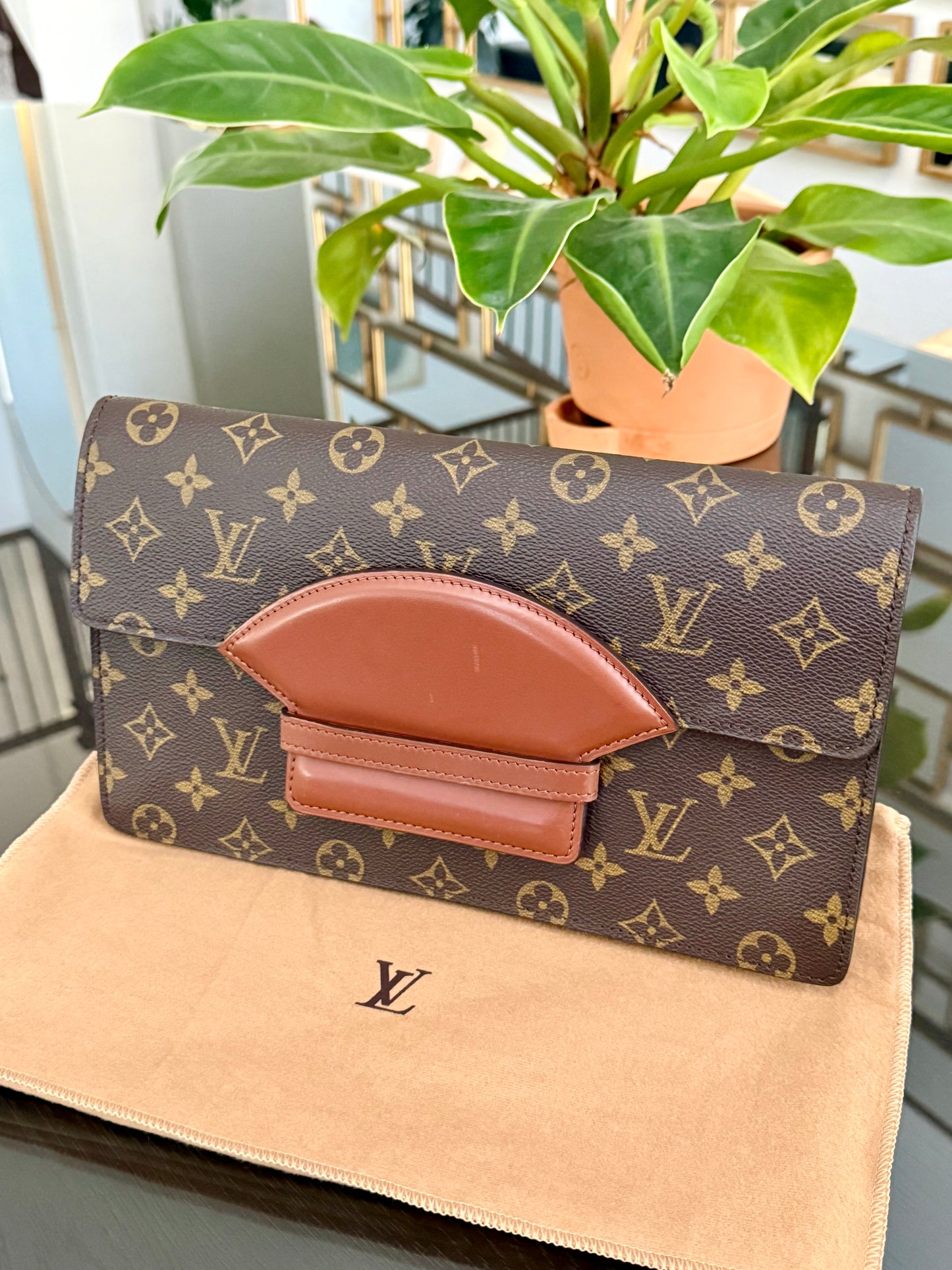 Chaillot Clutch w/ Dustbag 🗓️ Year: 1987