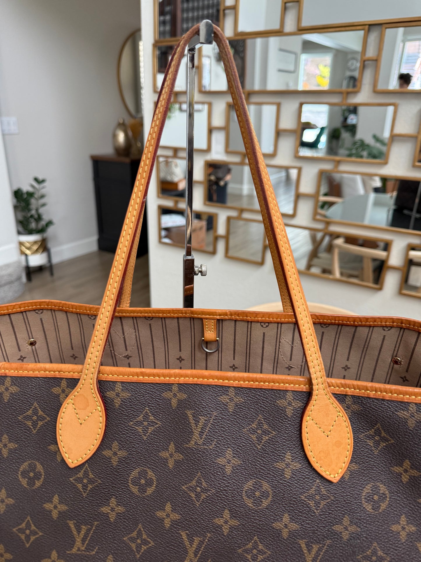 Neverfull GM with Dustbag and Insert Organizer ๐
Year: 2009