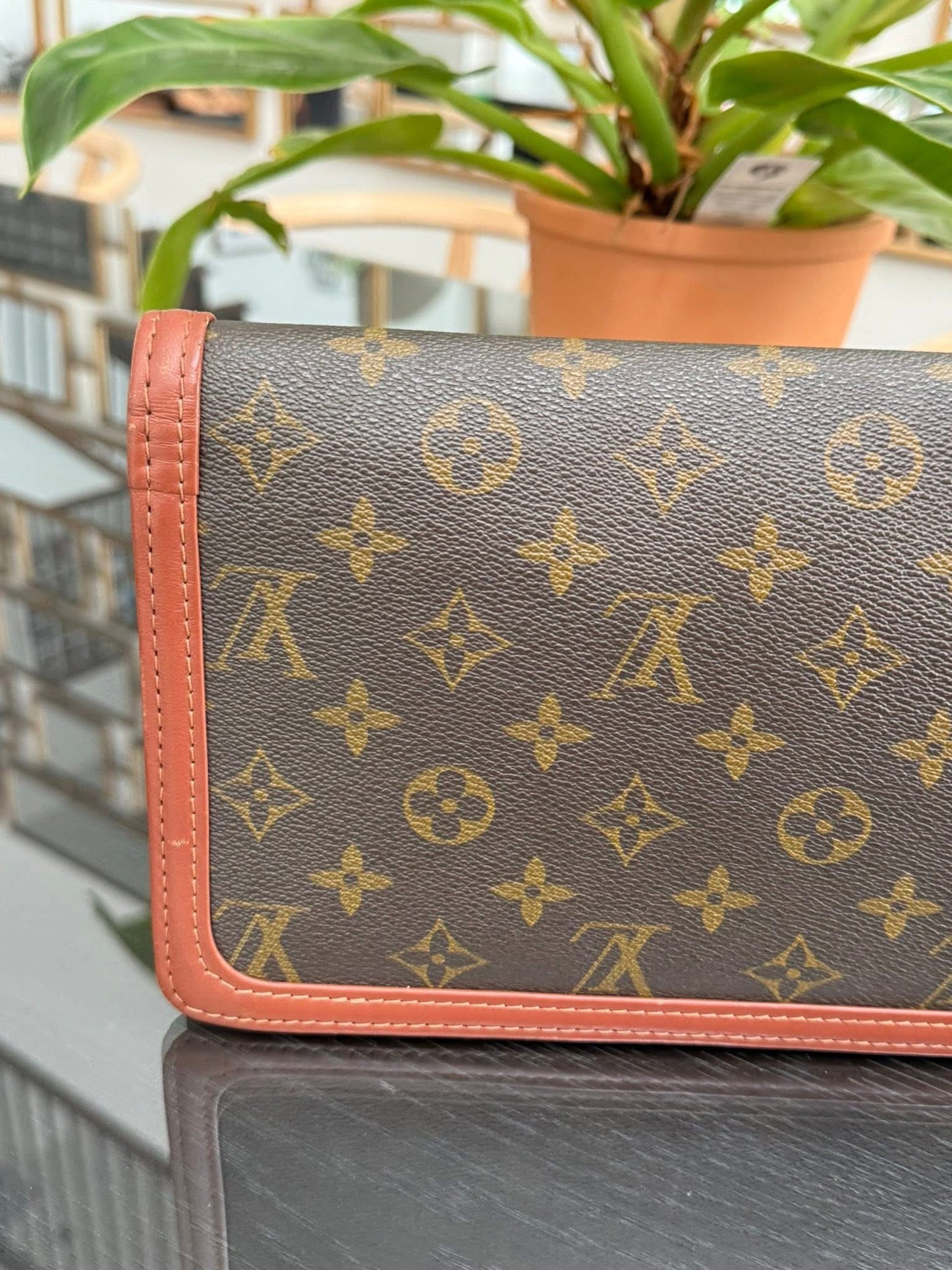 Pochette Dame Clutch
๐๏ธ Pre Date Code
