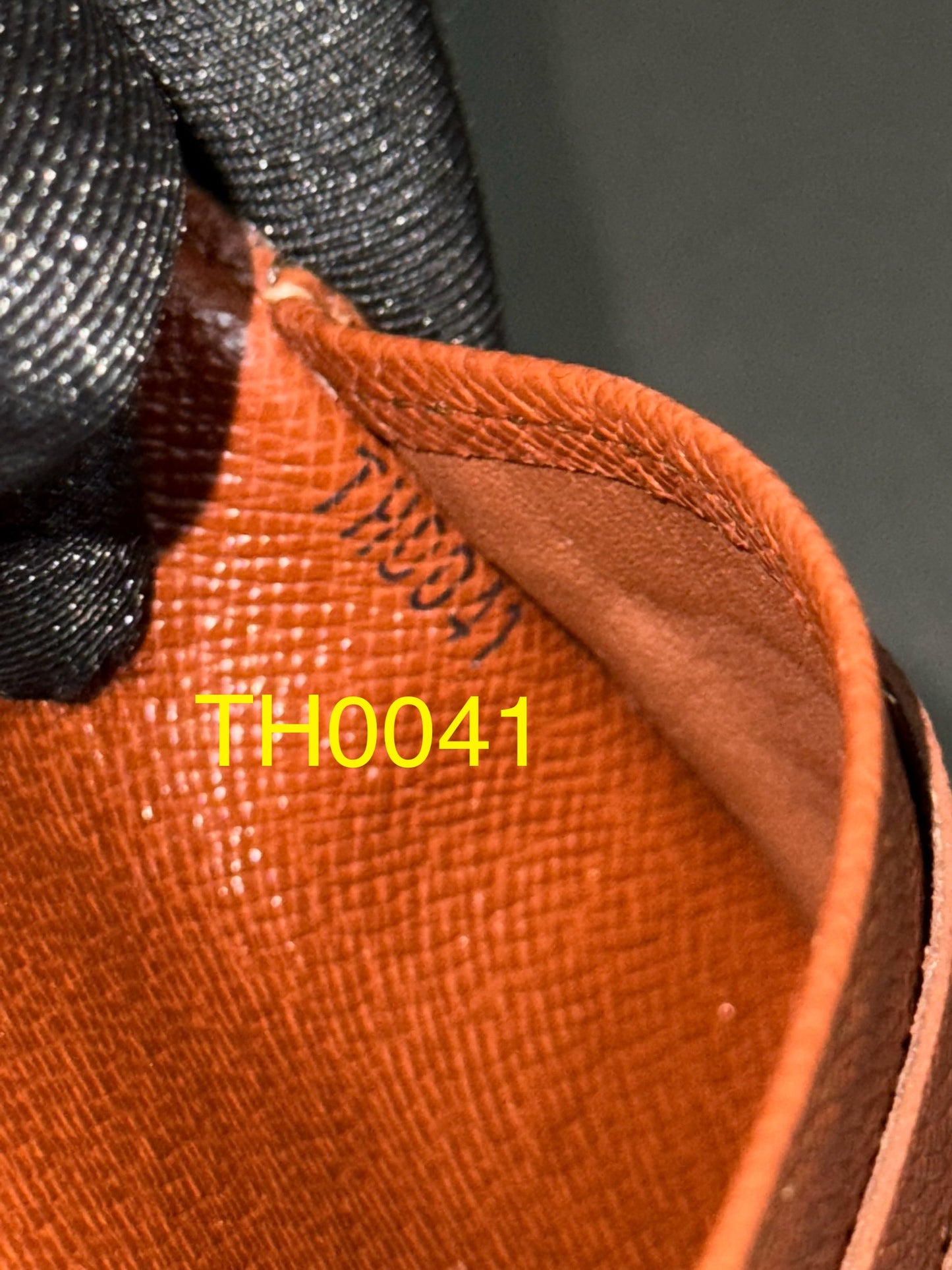 International Wallet in Monogram 🗓️ Year: 2001