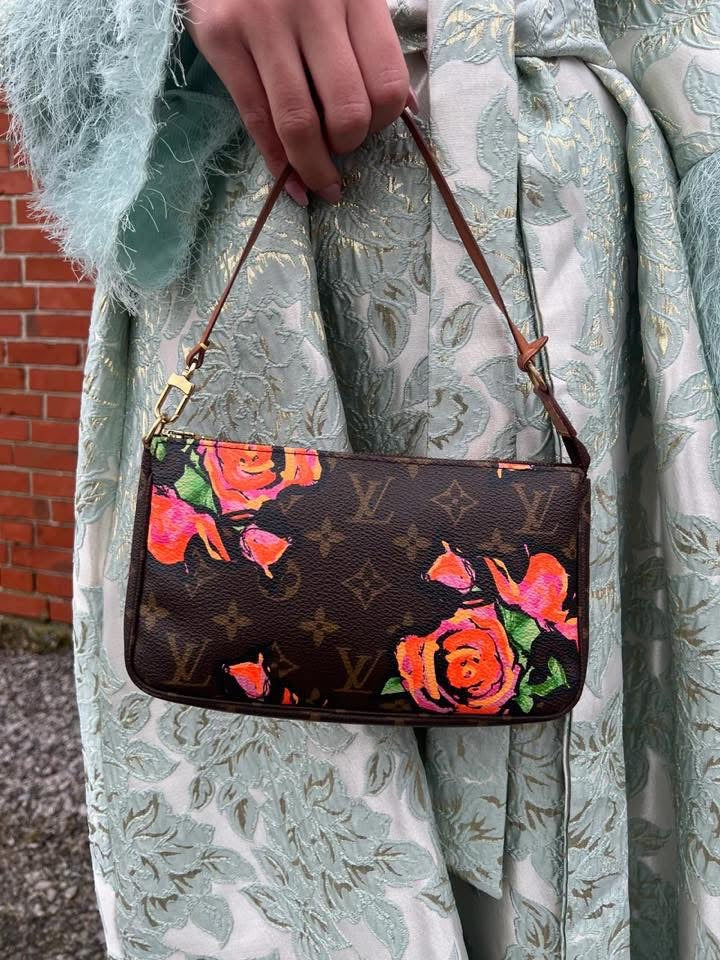 Monogram Roses Pochette Accessories with Dustbag and Paper bag ๐
Year: 2008