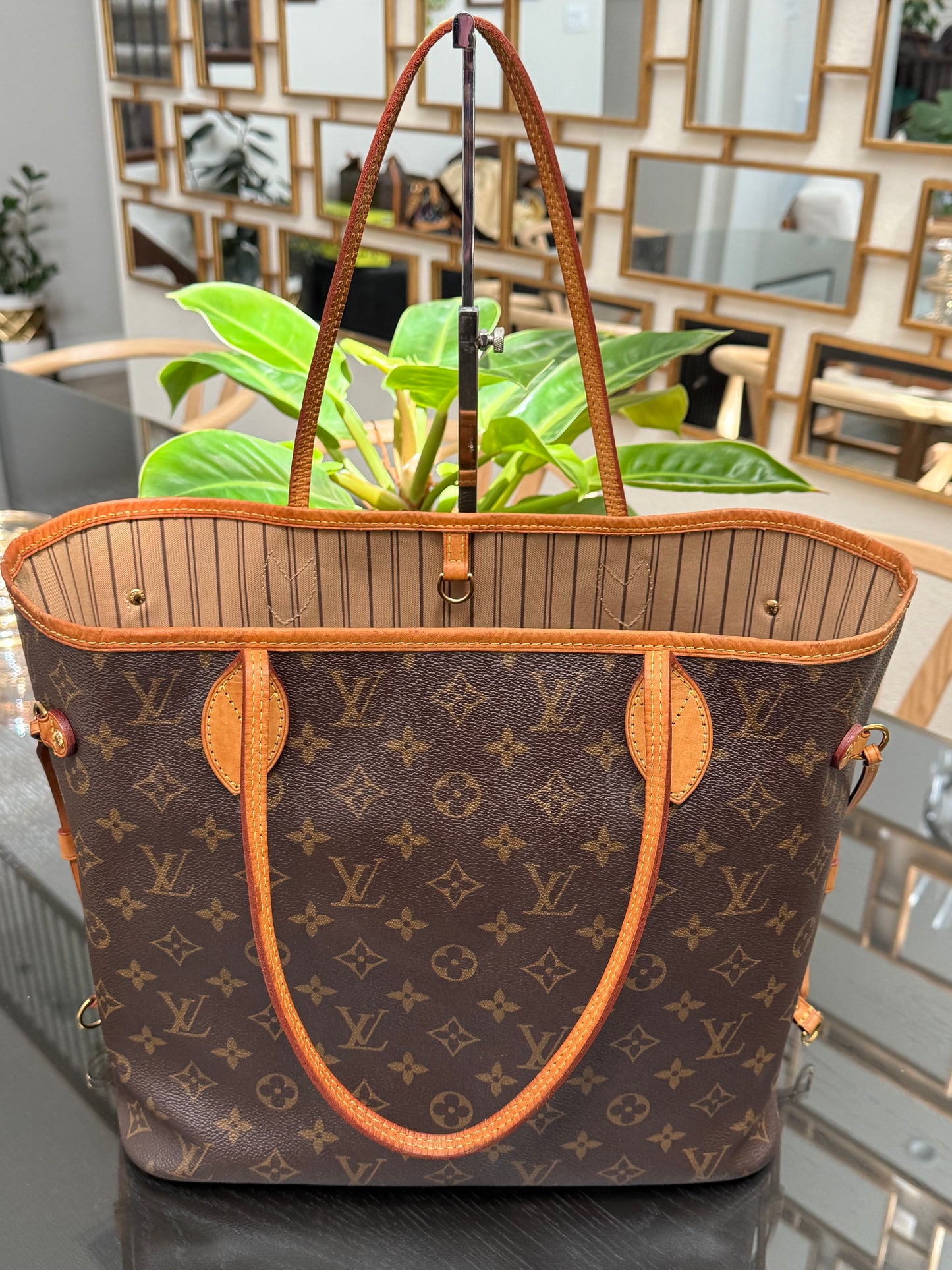 Neverfull MM with Dustbag ๐
Year: 2016