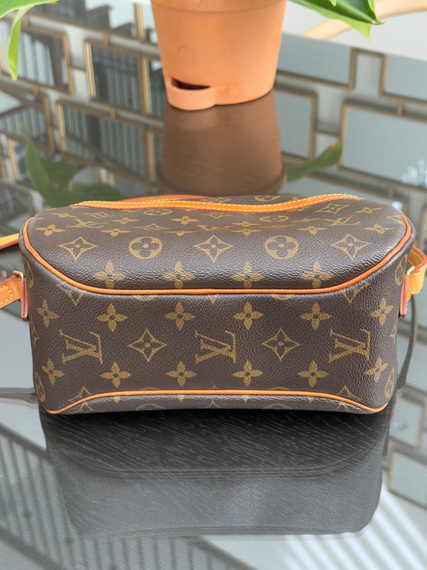 Blois Crossbody -🗓️ Year: 1995
