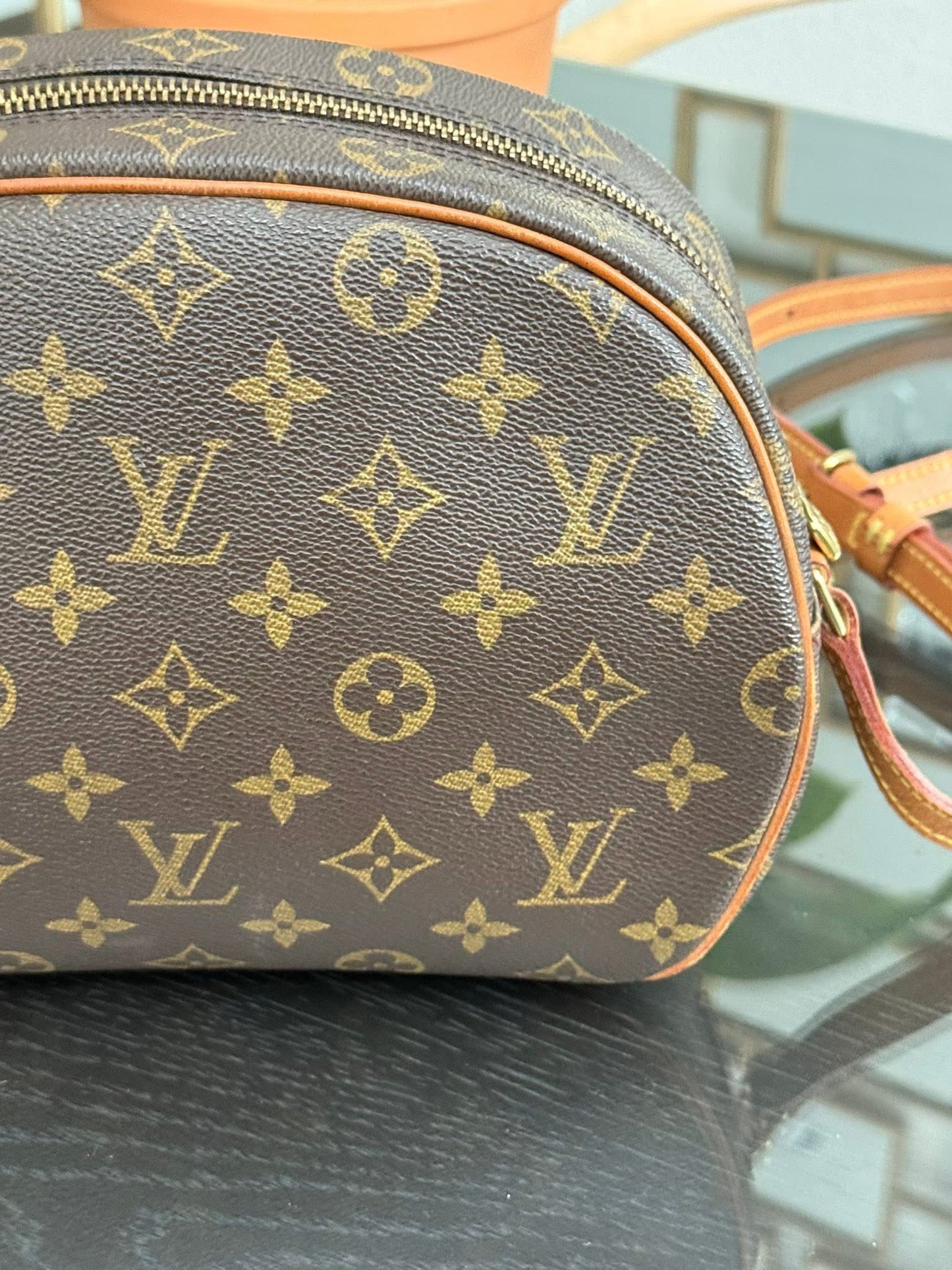 Blois Crossbody -๐๏ธ Year: 1997