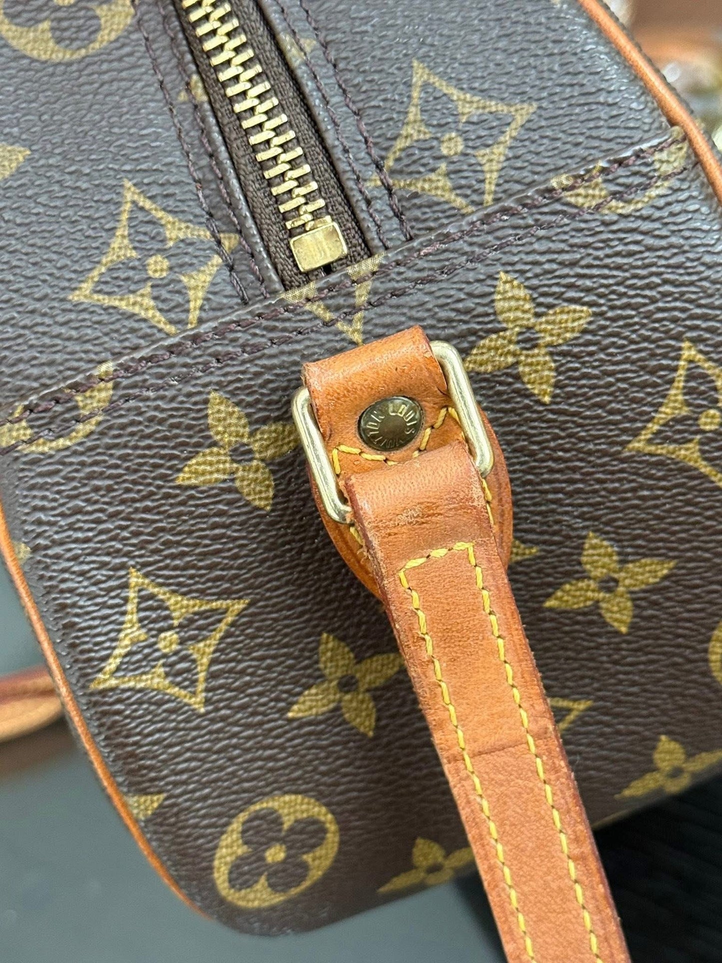 Blois Crossbody -๐๏ธ Year: 1997