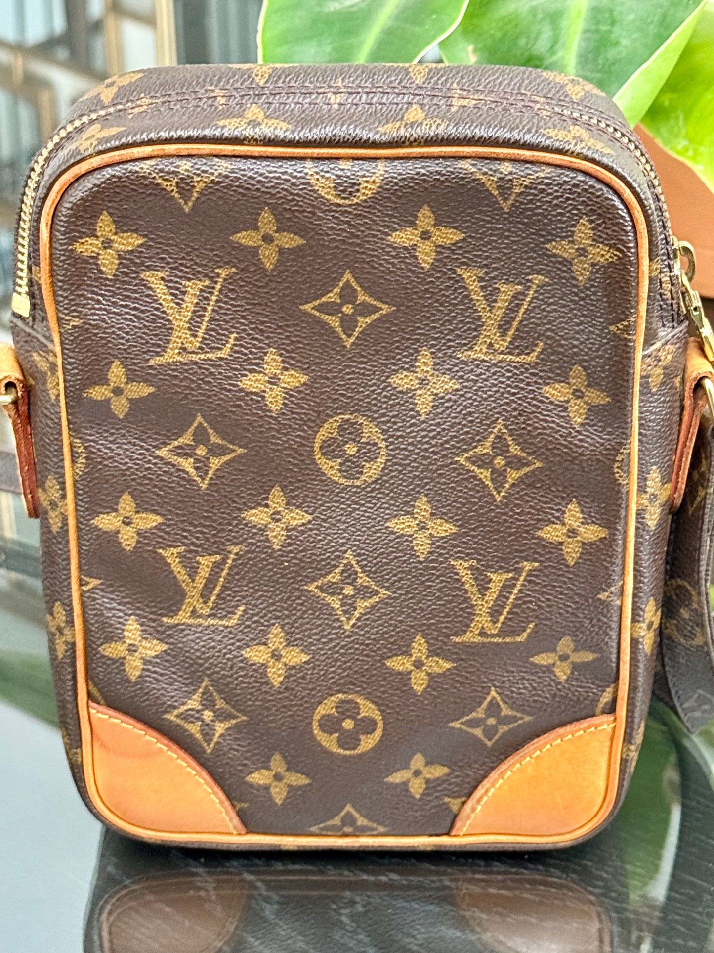 Amazon Crossbody Bag
๐๏ธ Year: 2000