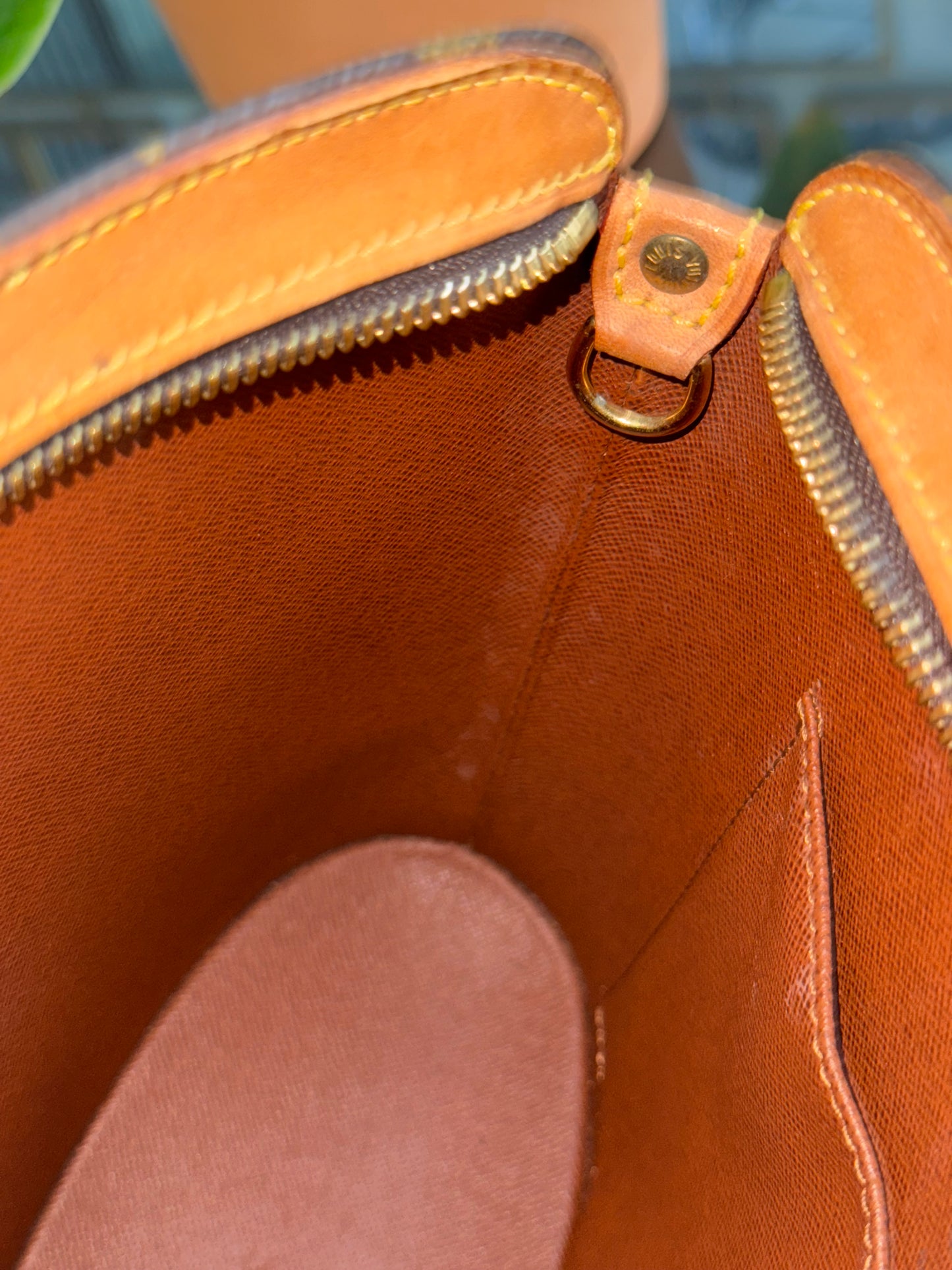 Drouot Crossbody ๐
Year: 2000