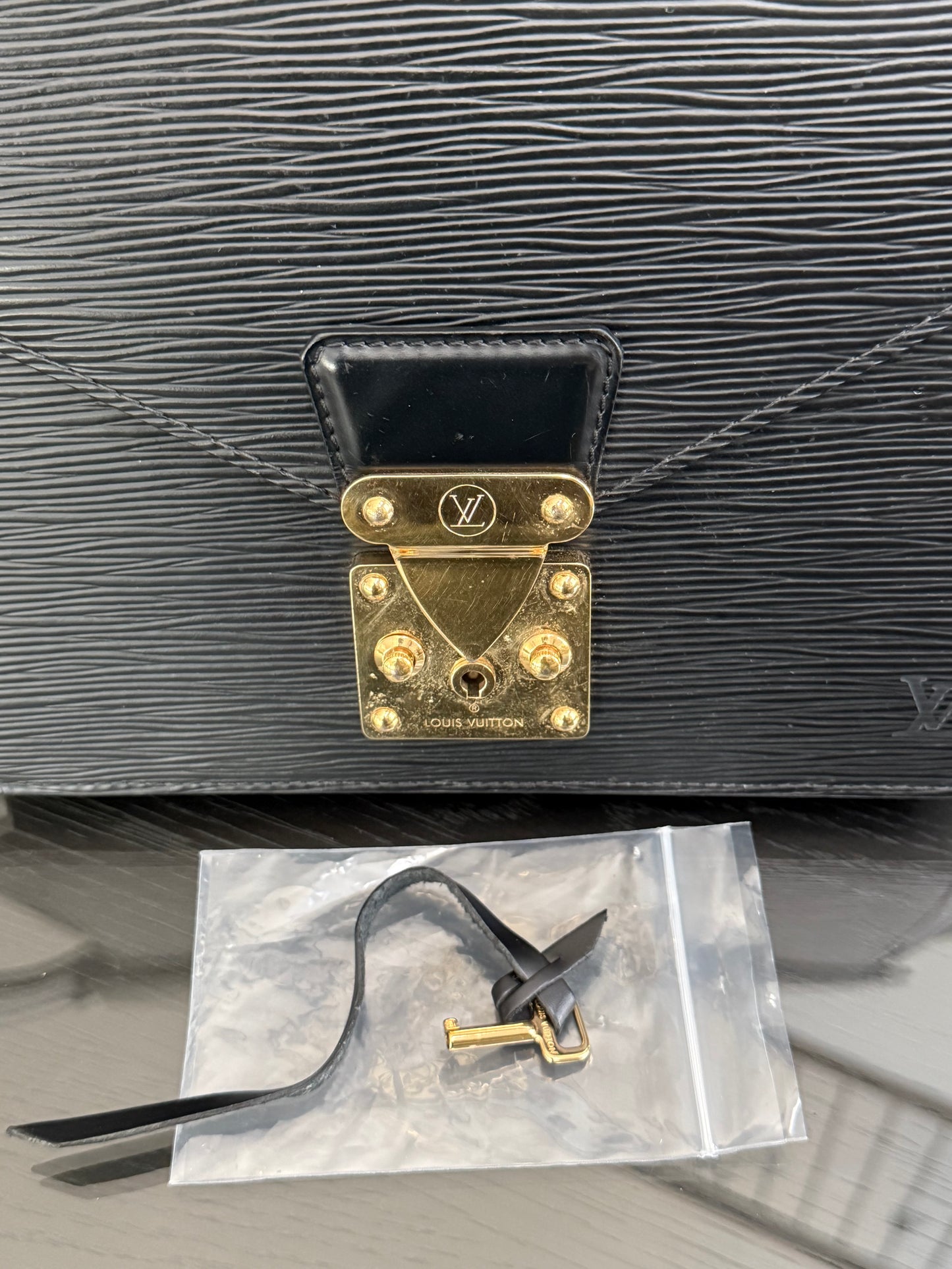 Epi Black Sellier Dragonne Clutch with π Key and Dustbag -ποΈ Year: 2005