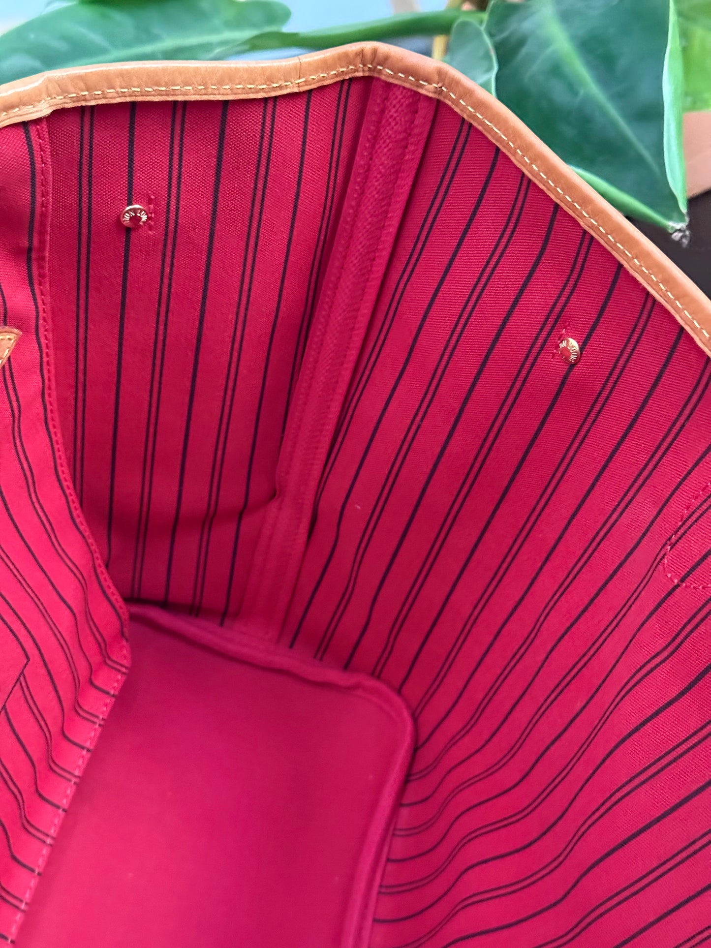 Neverfull MM in Cerise/ Red interior with Dustbag ๐
Year: 2018