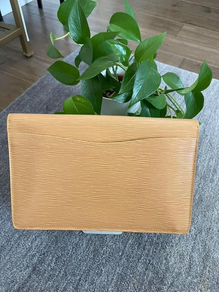 Epi Montaigne Clutch in Winnipeg Beige -Year: 1987