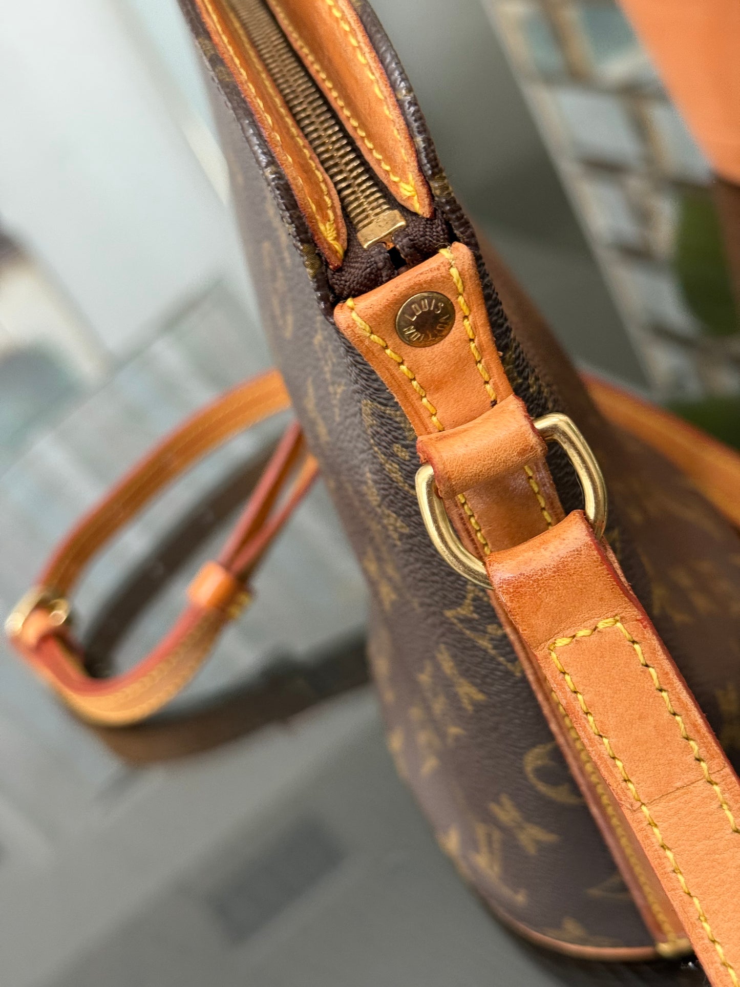 Drouot Crossbody
π
Year: 1996