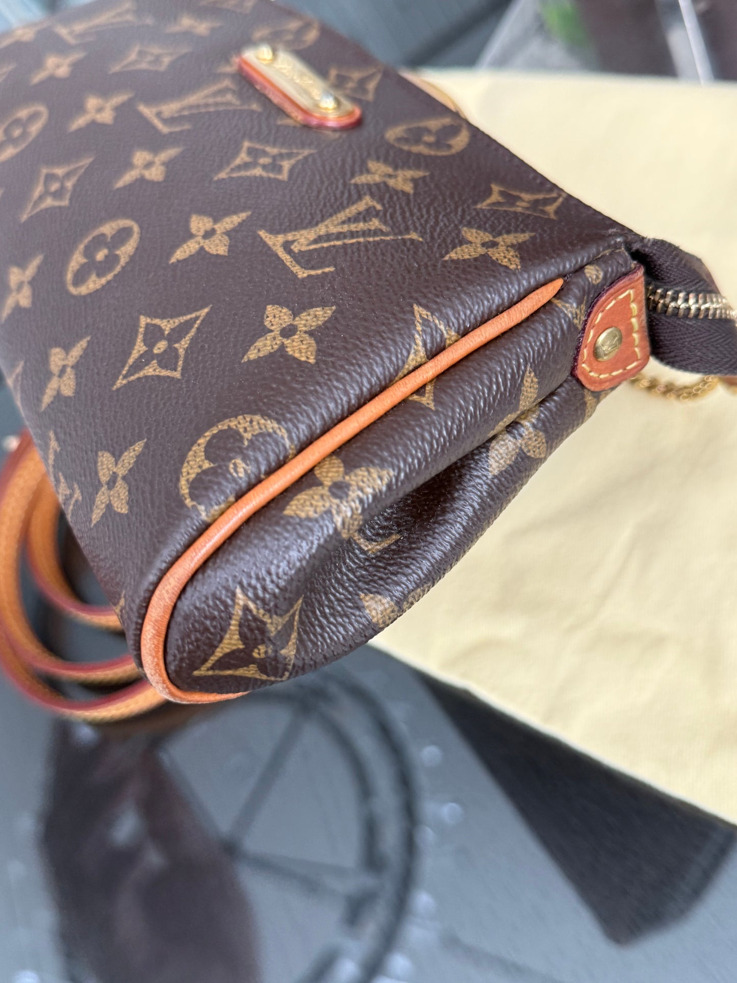 Eva Clutch Crossbody with Dustbag and Box🗓️ Year: 2015