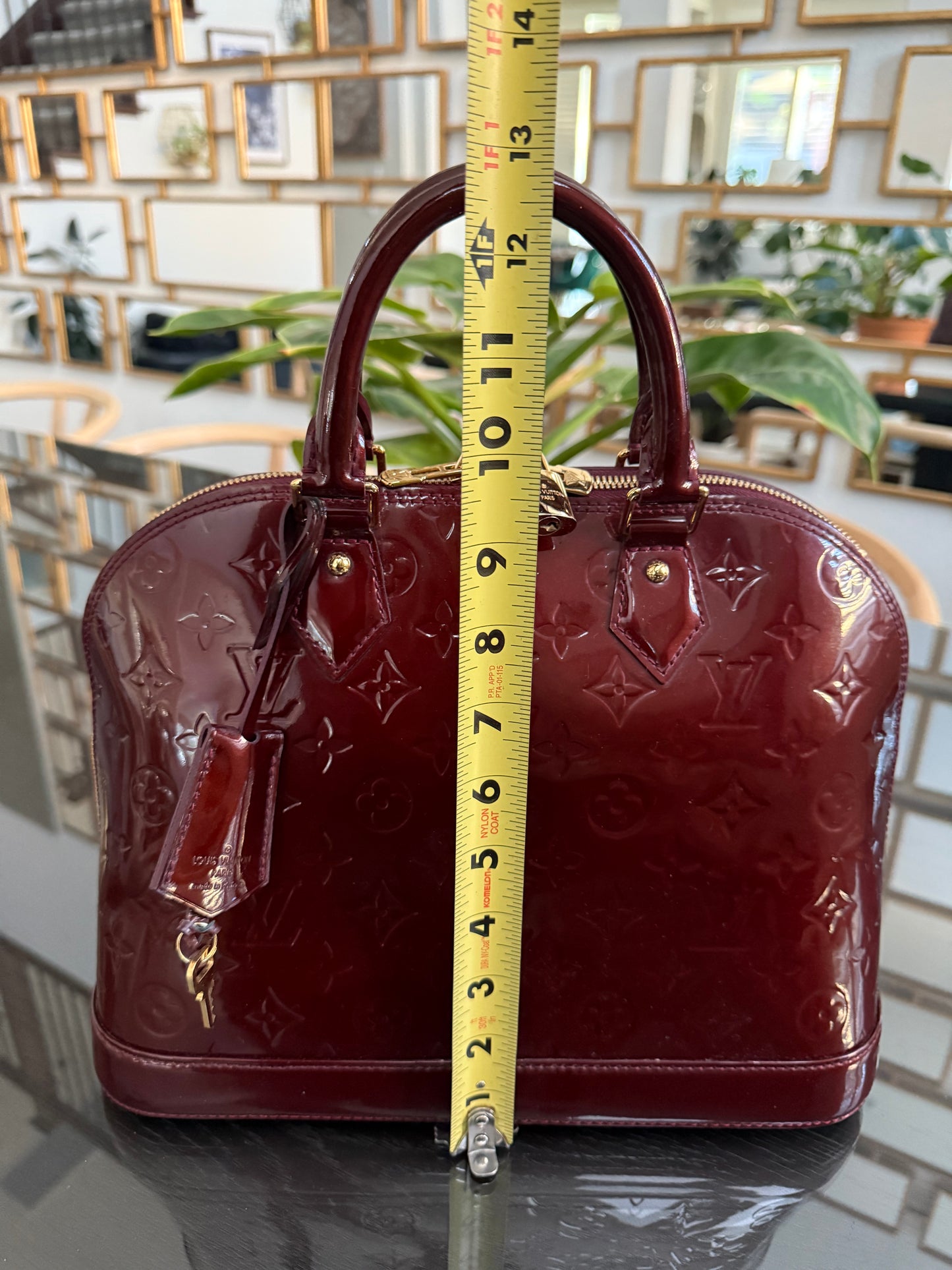 Vernis Alma PM Amarante with Lock π and key, clochette and Dustbag π