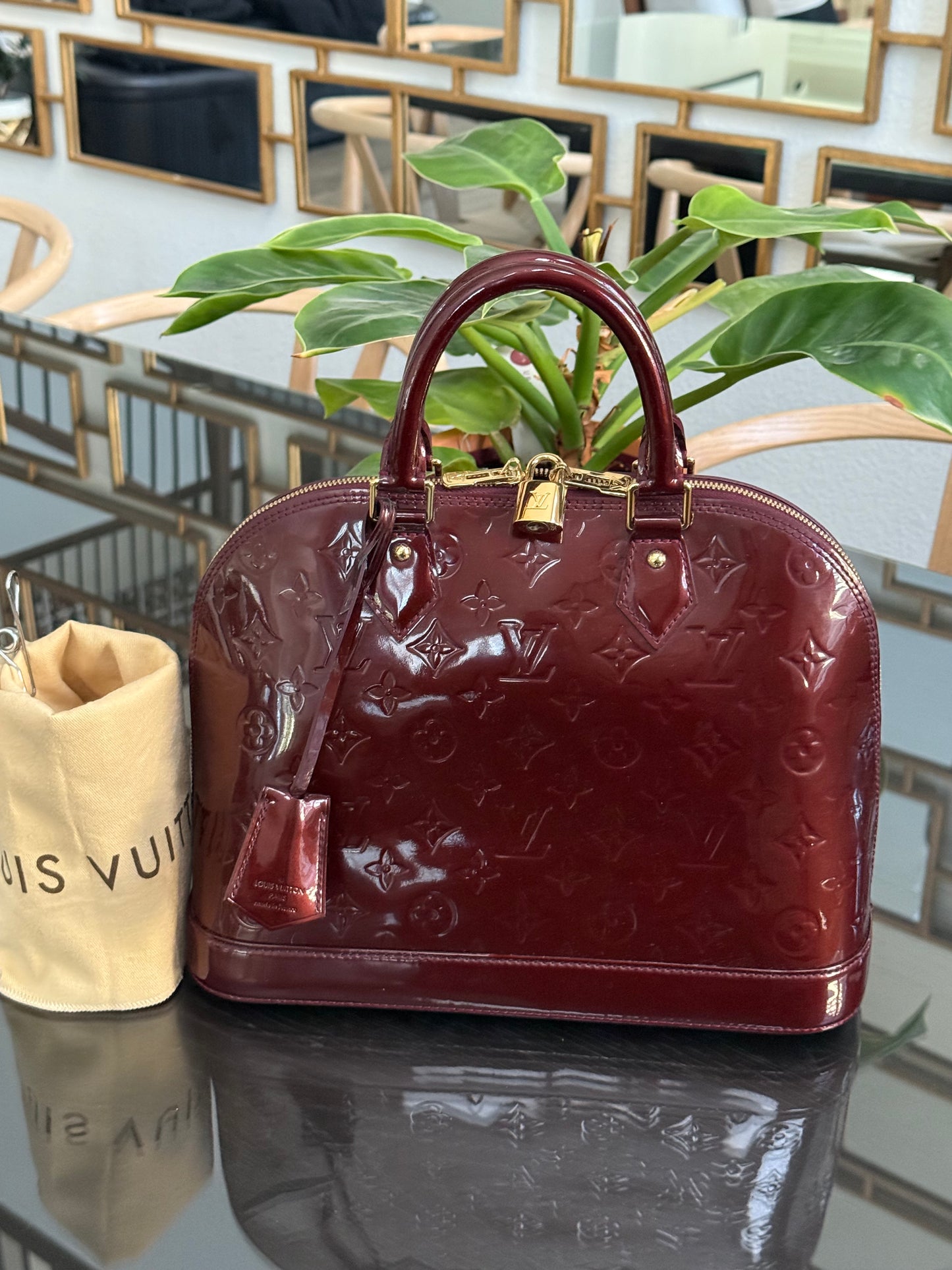 Vernis Alma PM Amarante with Lock π and key, clochette and Dustbag π