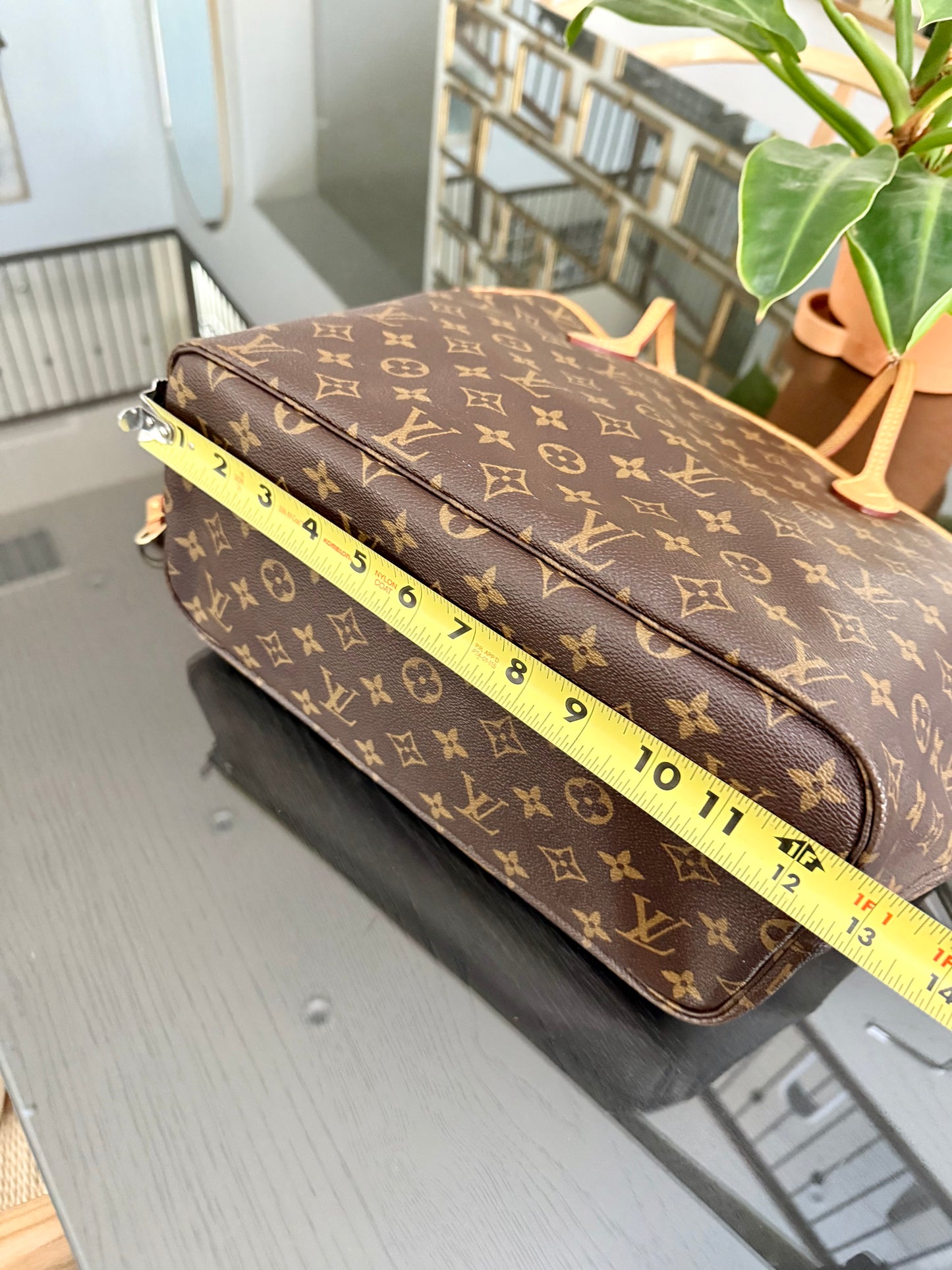 Neverfull MM in Cerise/ Red interior with Dustbag ๐
Year: 2018