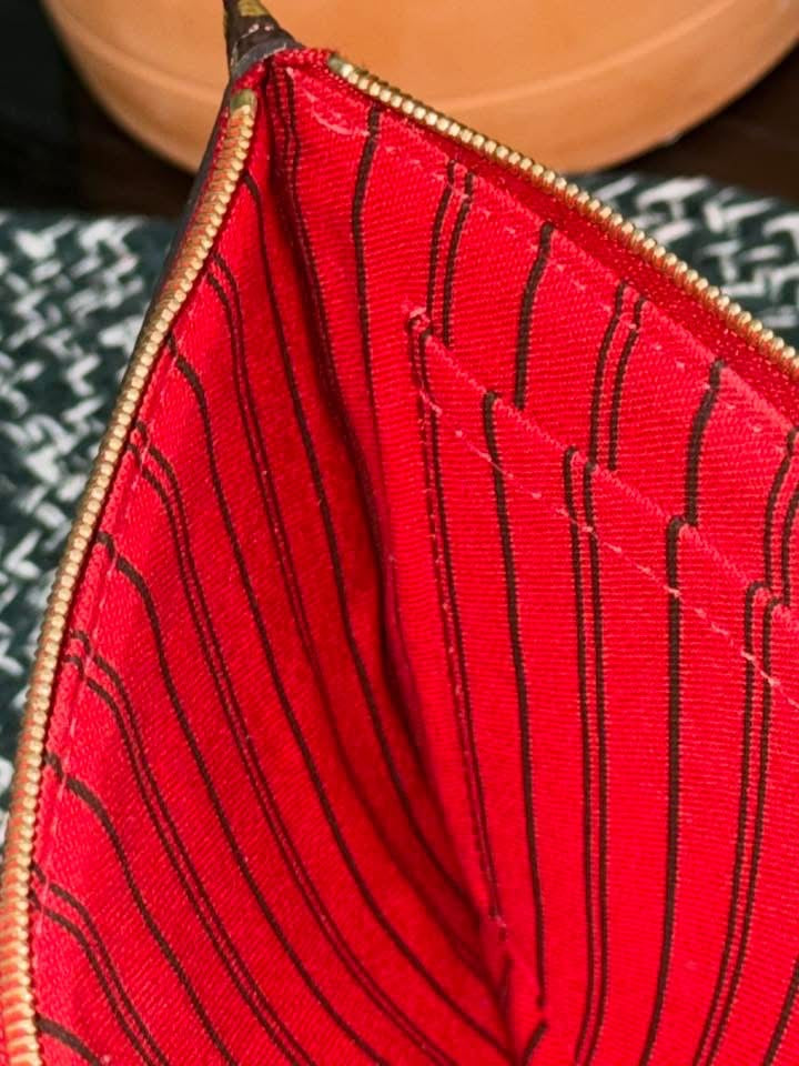 Neverfull MM/GM Pouch in Cerise interior -🗓️ Year: 2017