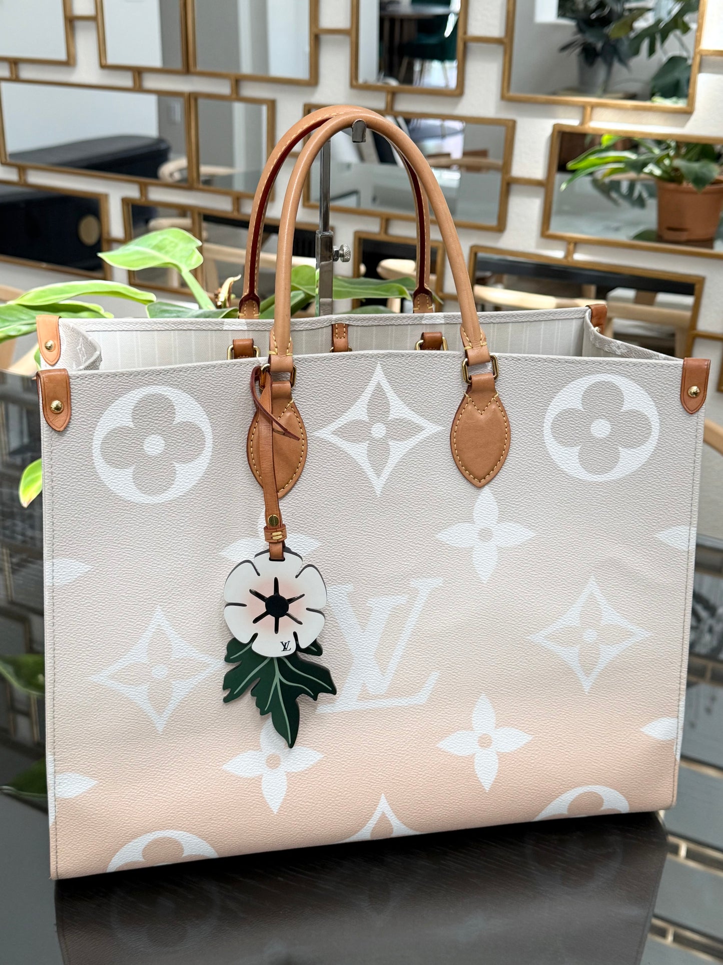On The Go GM By The Pool in Monogram with Dustbag and Insert Organizer -Microchip