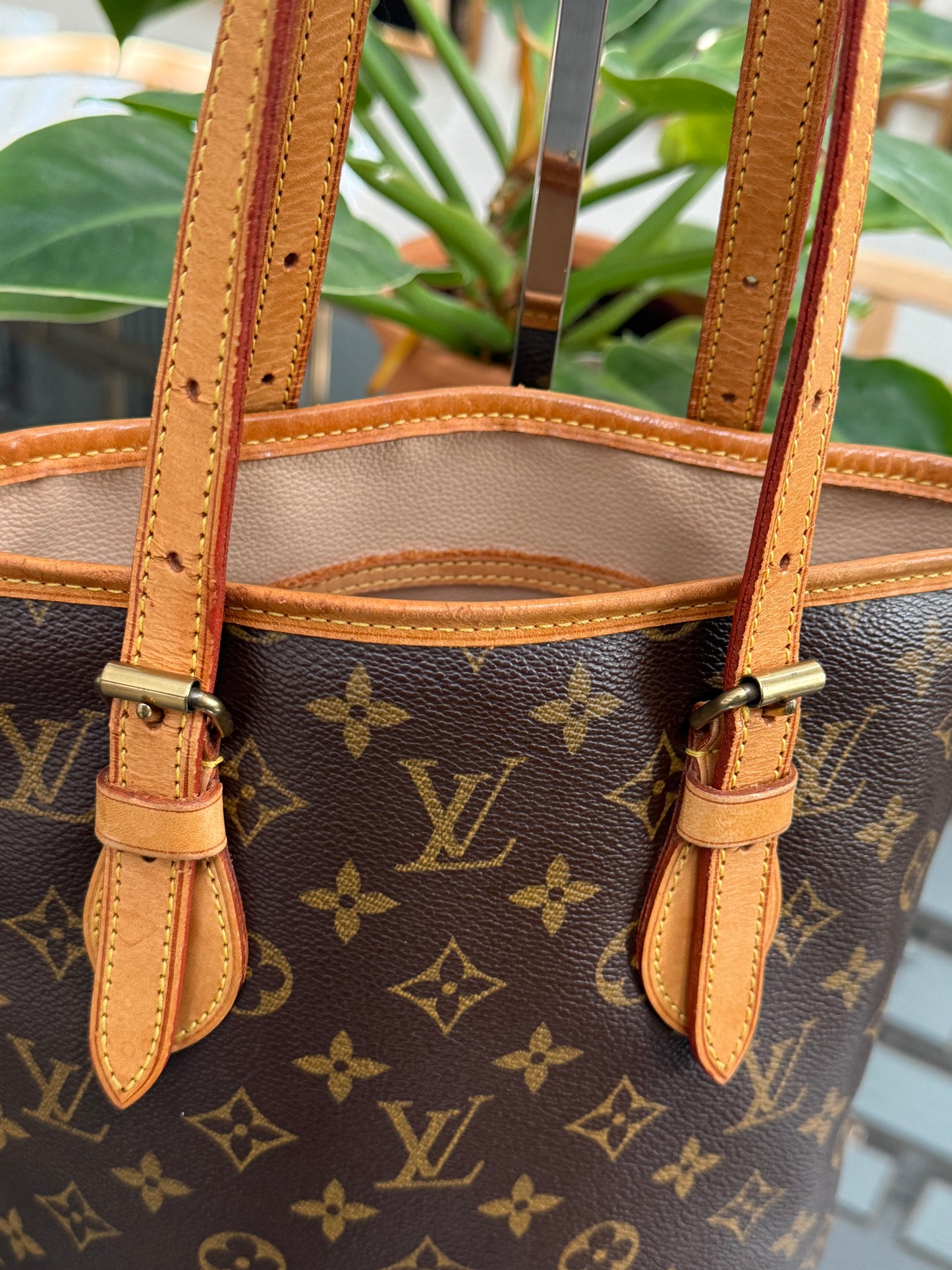Petite Bucket in Monogram 🗓️ Year: 2003