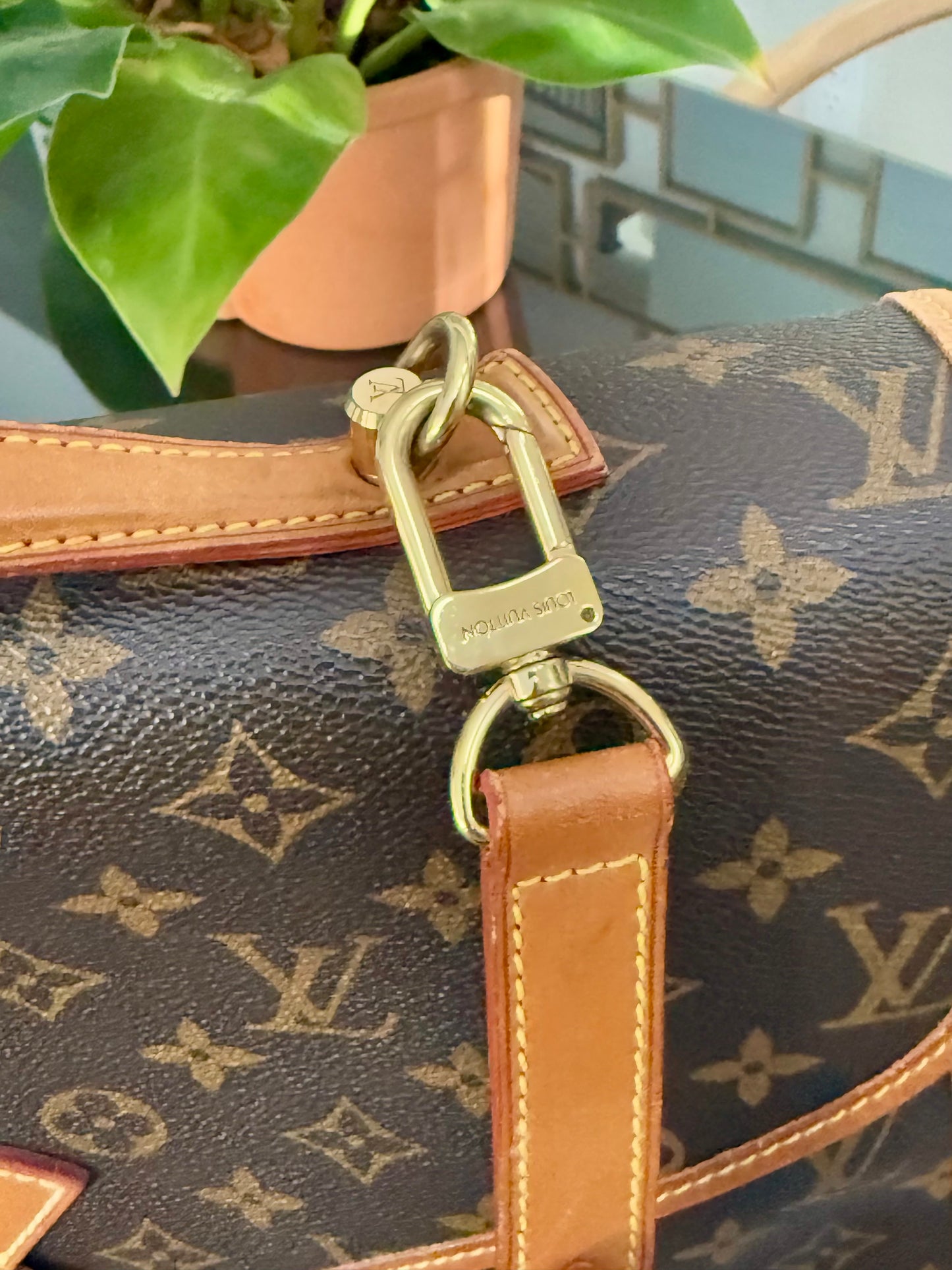 Beverly GM Satchel Crossbody - ๐
Year: 1996