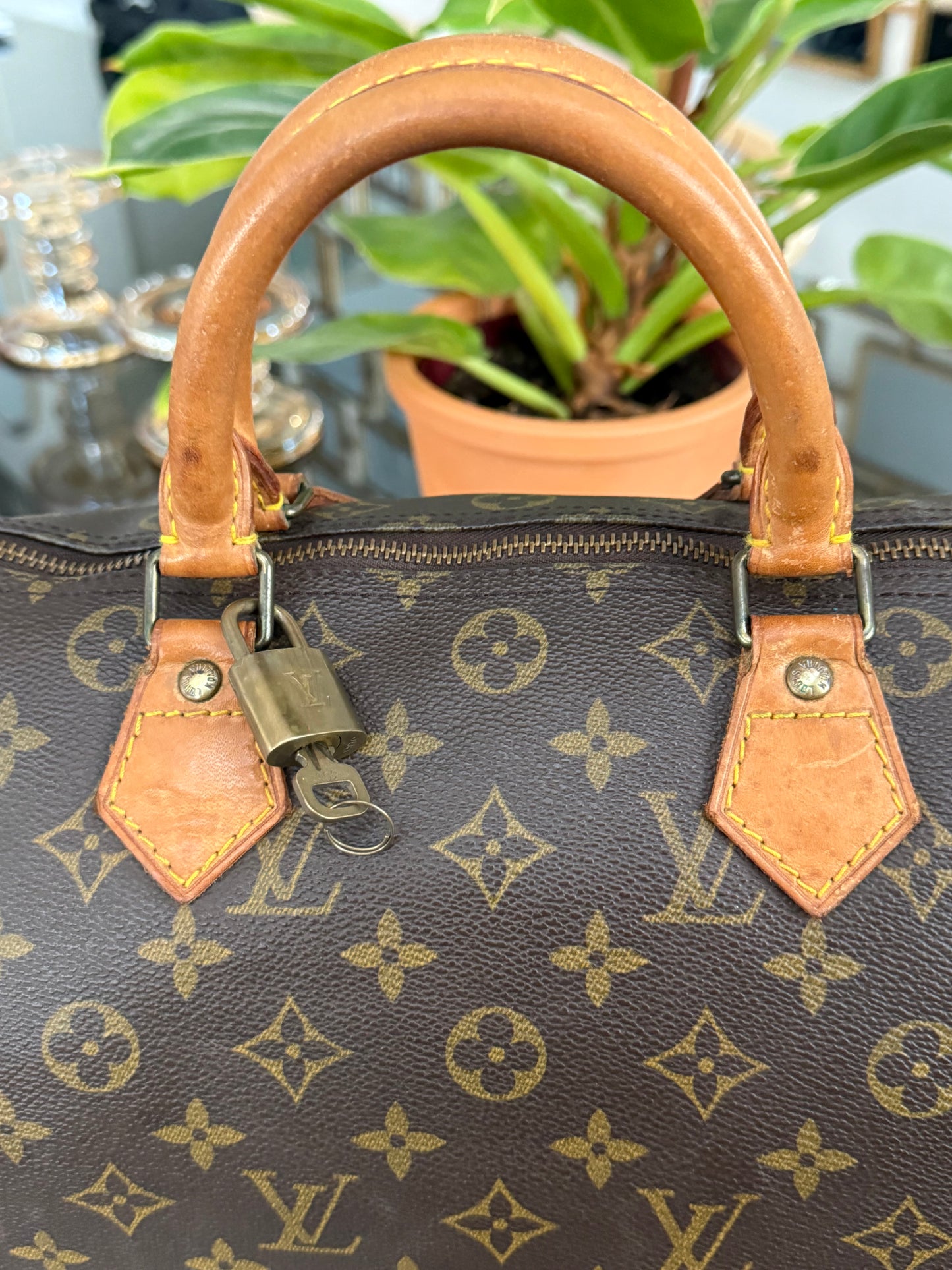 Speedy 30 with π Lock & Key - π
Year: 1989
