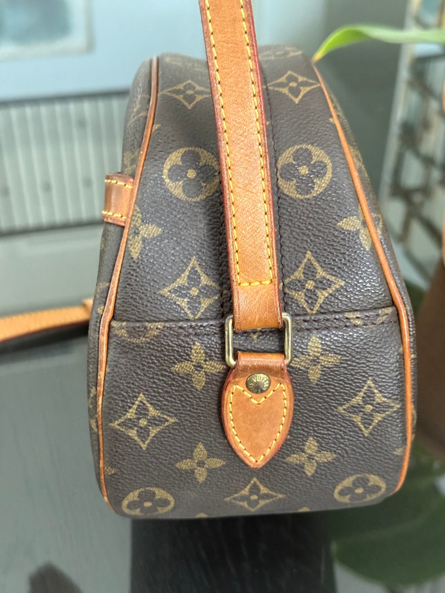 Blois Crossbody -🗓️ Year: 2002