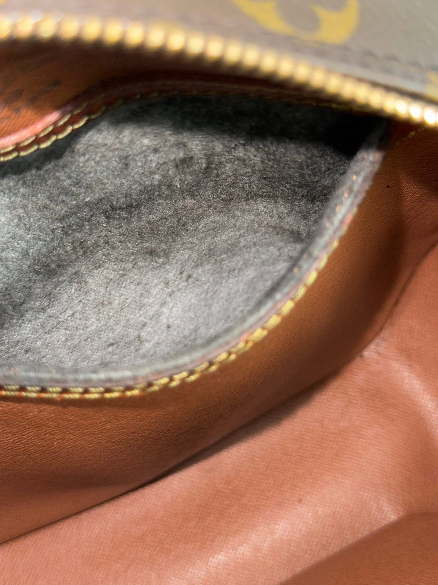 Blois Crossbody -๐๏ธ Year: 1997