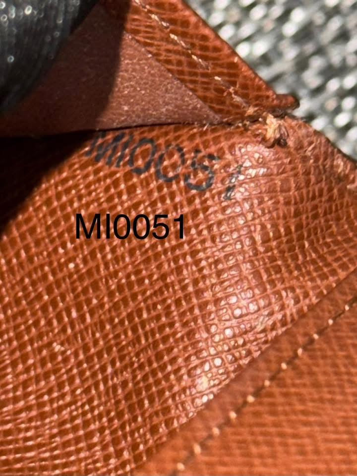 Checkbook Holder in Monogram 🗓️ Year: 2001
