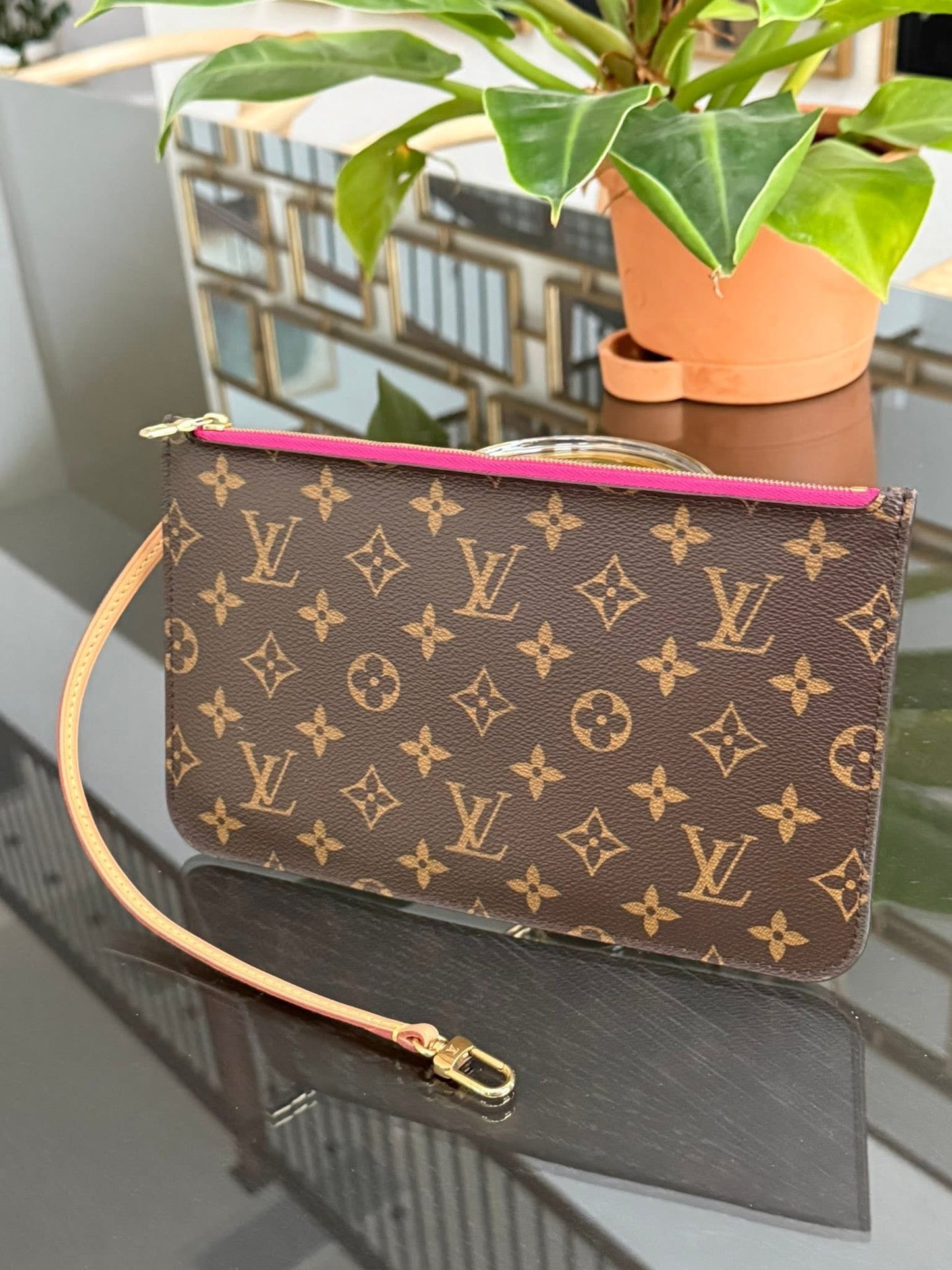 Neverfull MM/GM Pouch in Peony 🗓️ Year: 2016