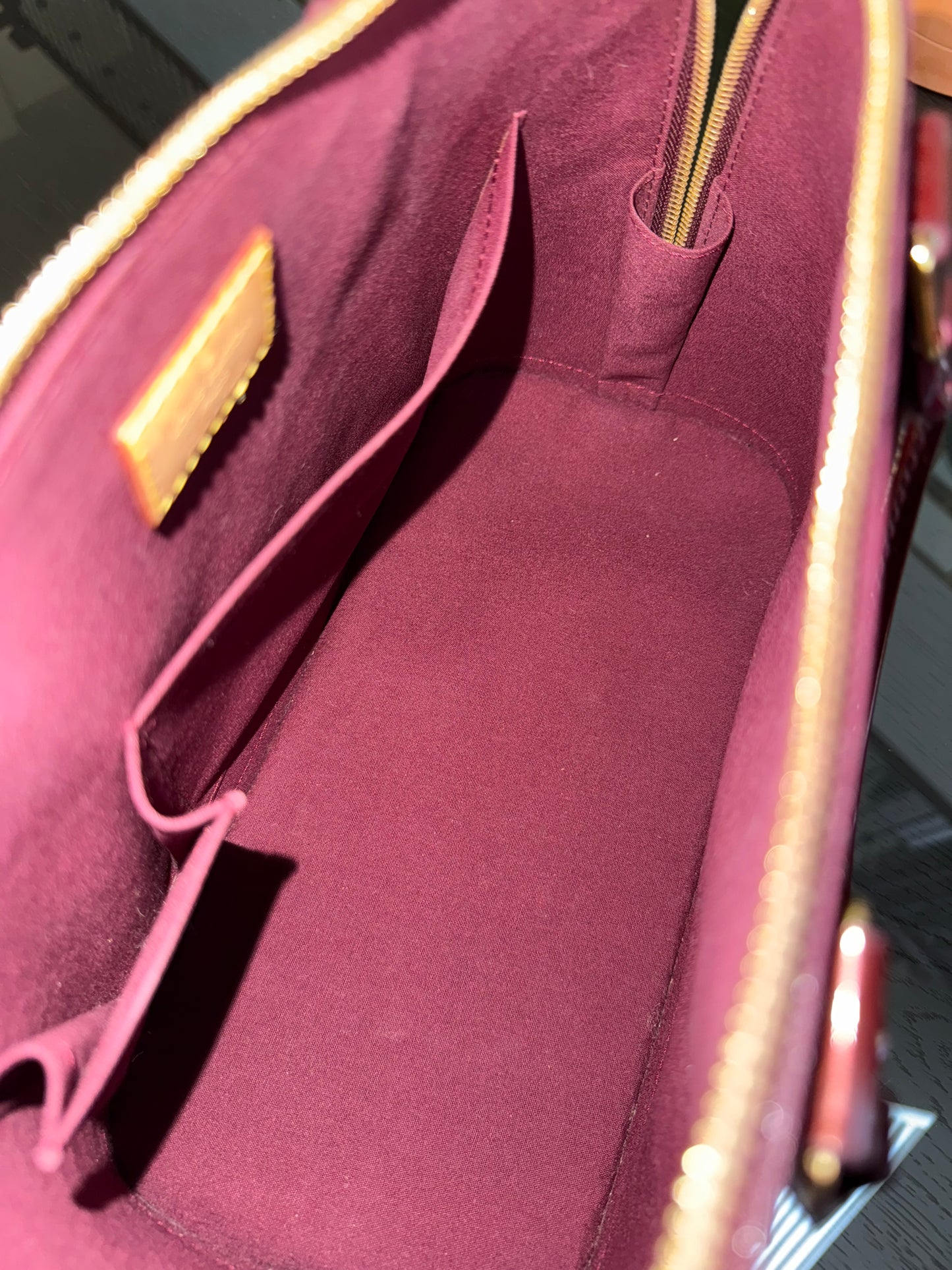 Vernis Alma PM Amarante with Lock π and key, clochette and Dustbag π