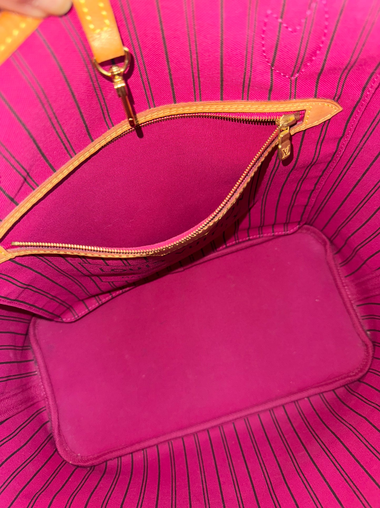 Neverfull MM in Peony interior with Dustbag ๐
Year: 2019