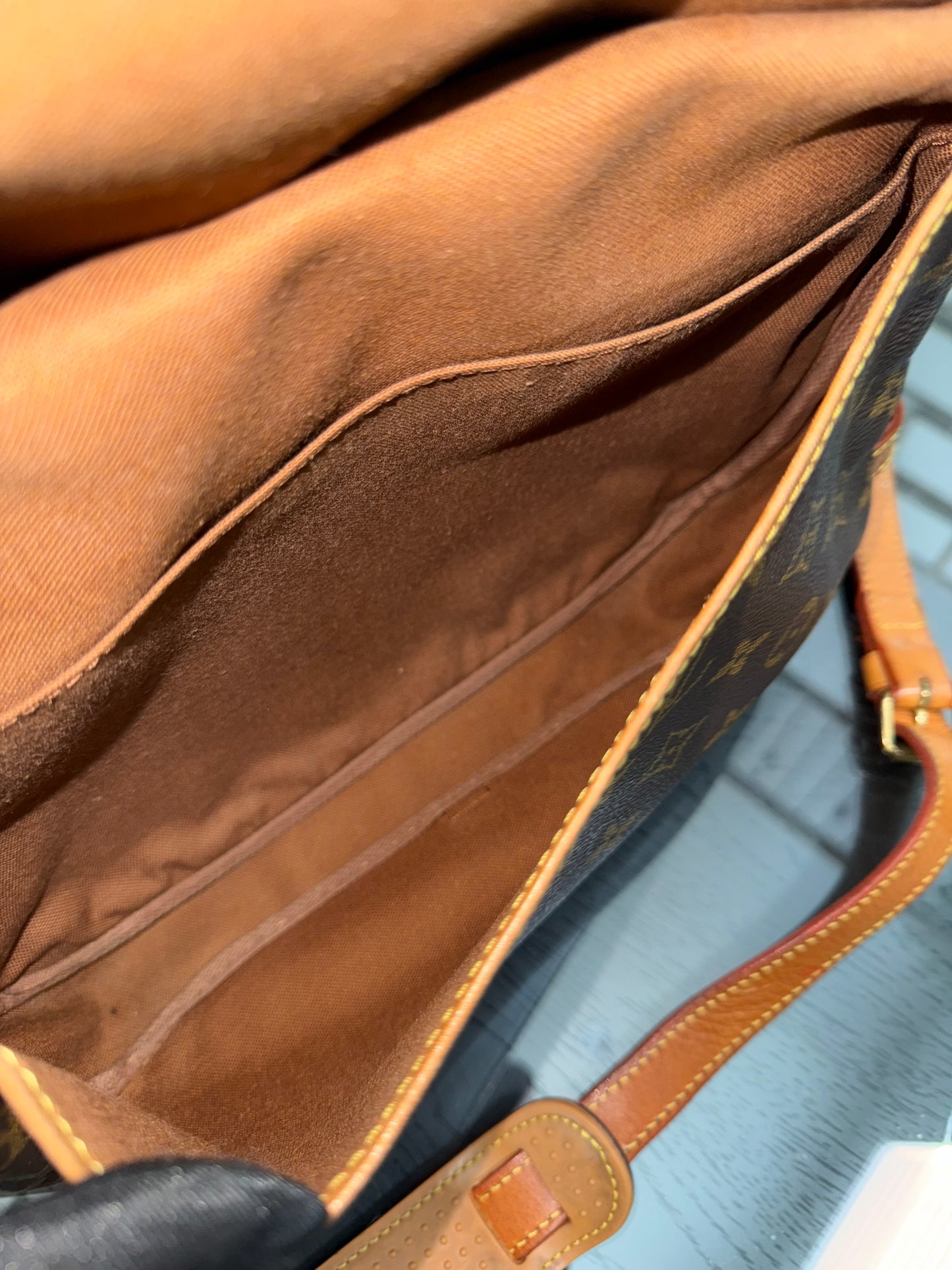 Saumur 30 Crossbody -๐๏ธ Year: 1992