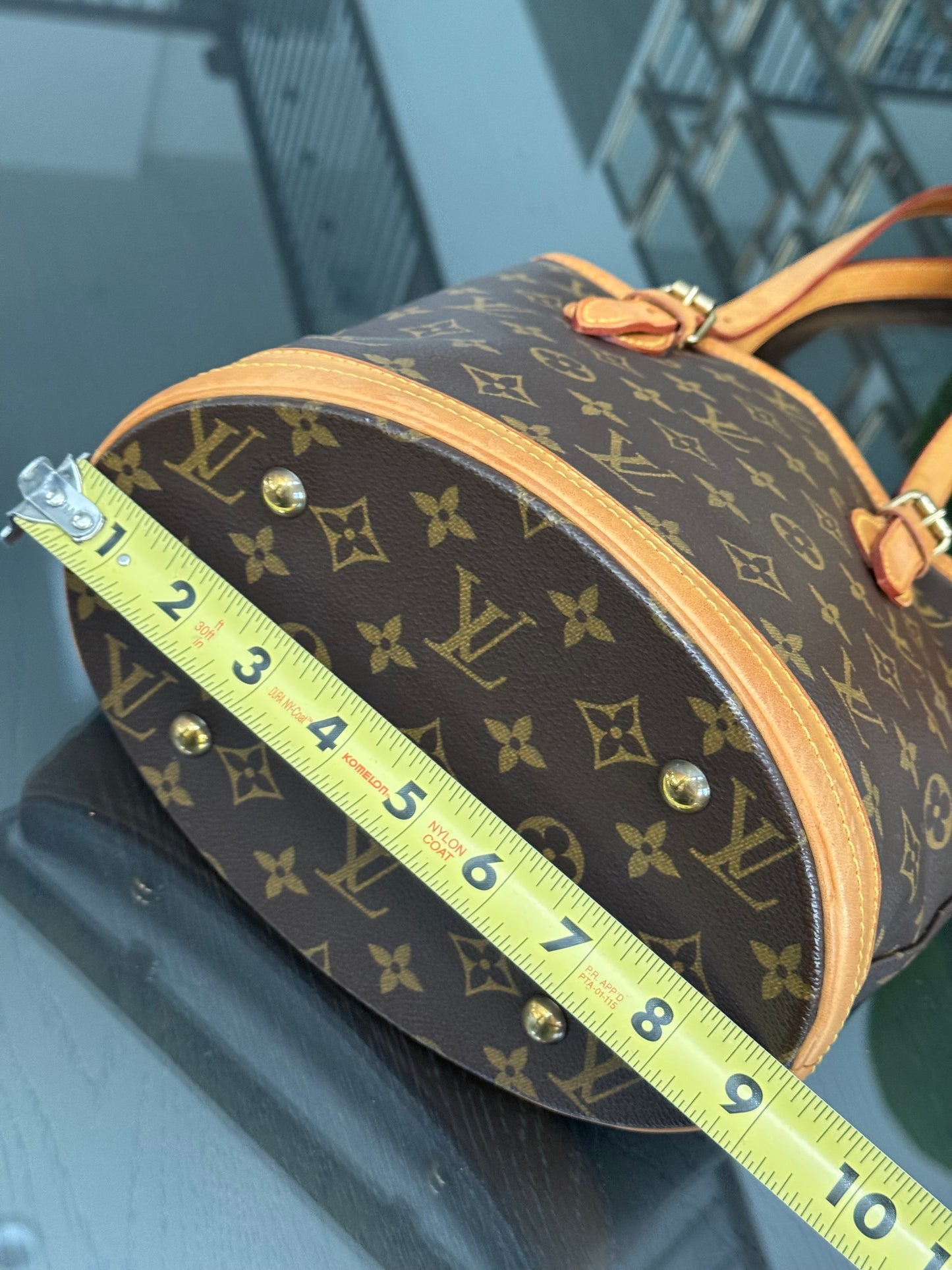 Petite Bucket in Monogram 🗓️ Year: 2003