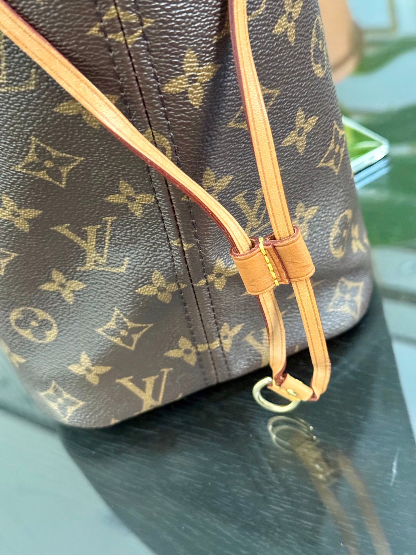 Neverfull MM in Cerise/ Red interior with Dustbag ๐
Year: 2018