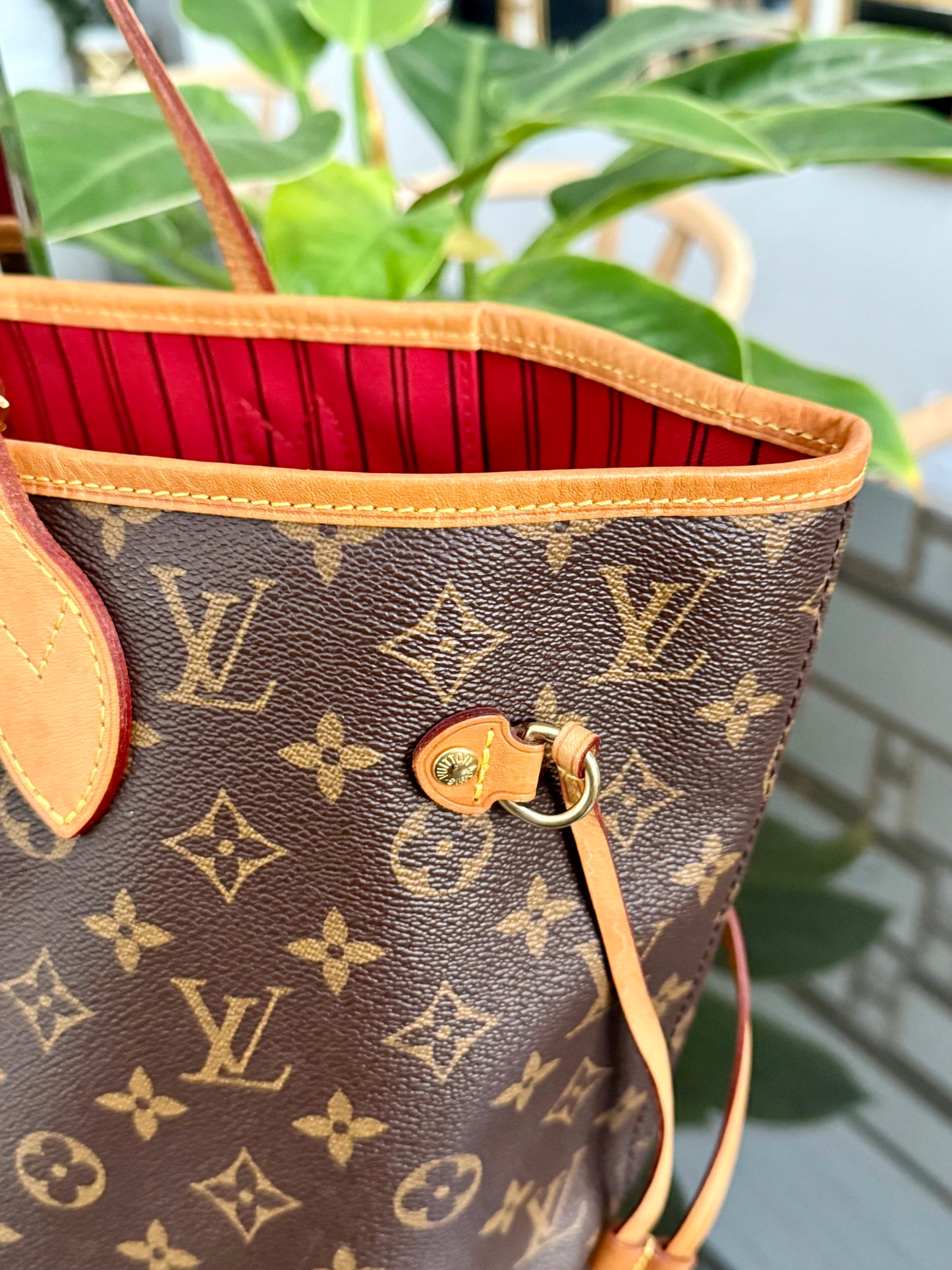 Neverfull MM in Cerise/ Red interior with Dustbag ๐
Year: 2018
