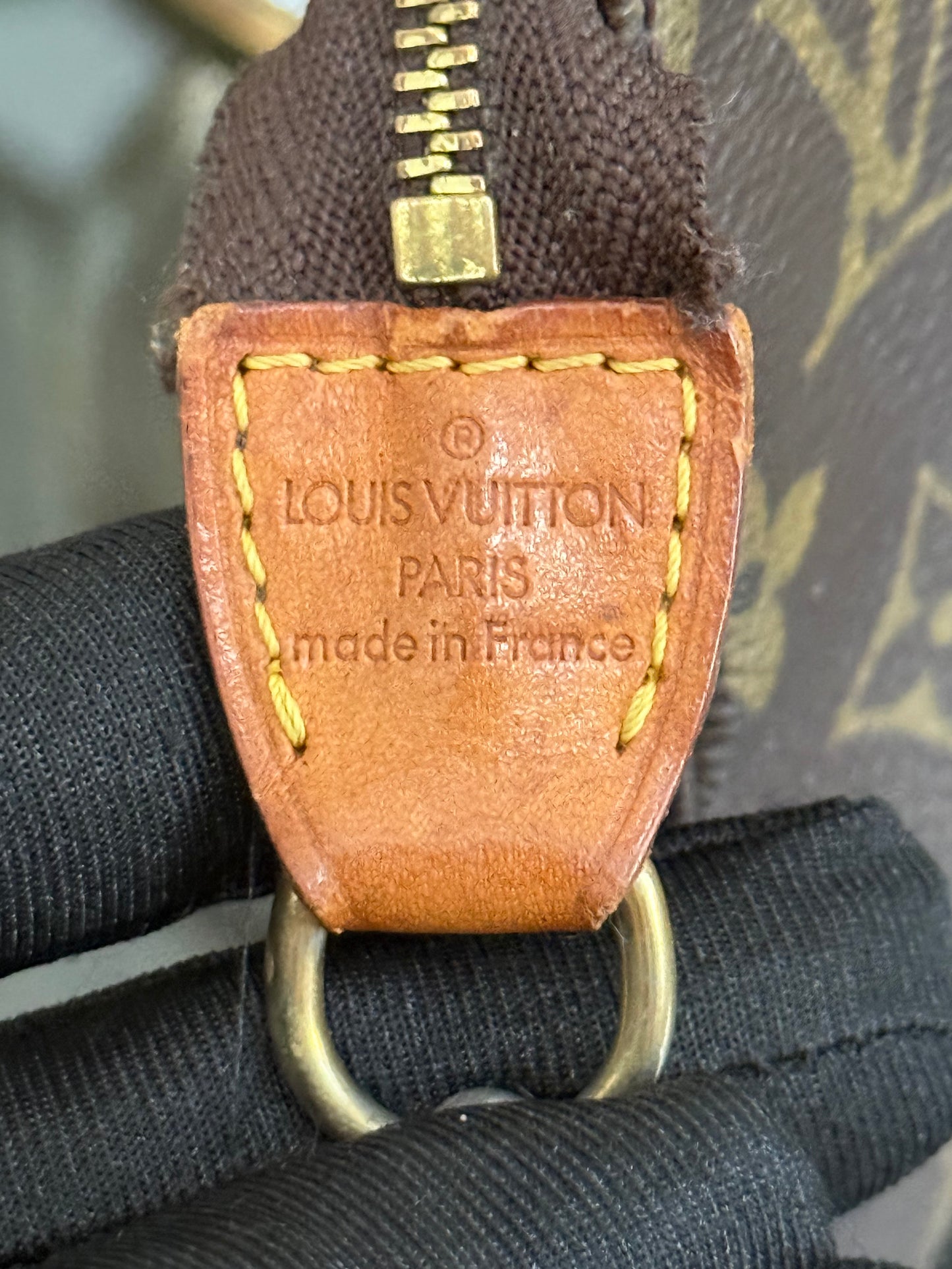 Pochette Accessories with Vintage Crossbody Strap - ๐
Year: 1999