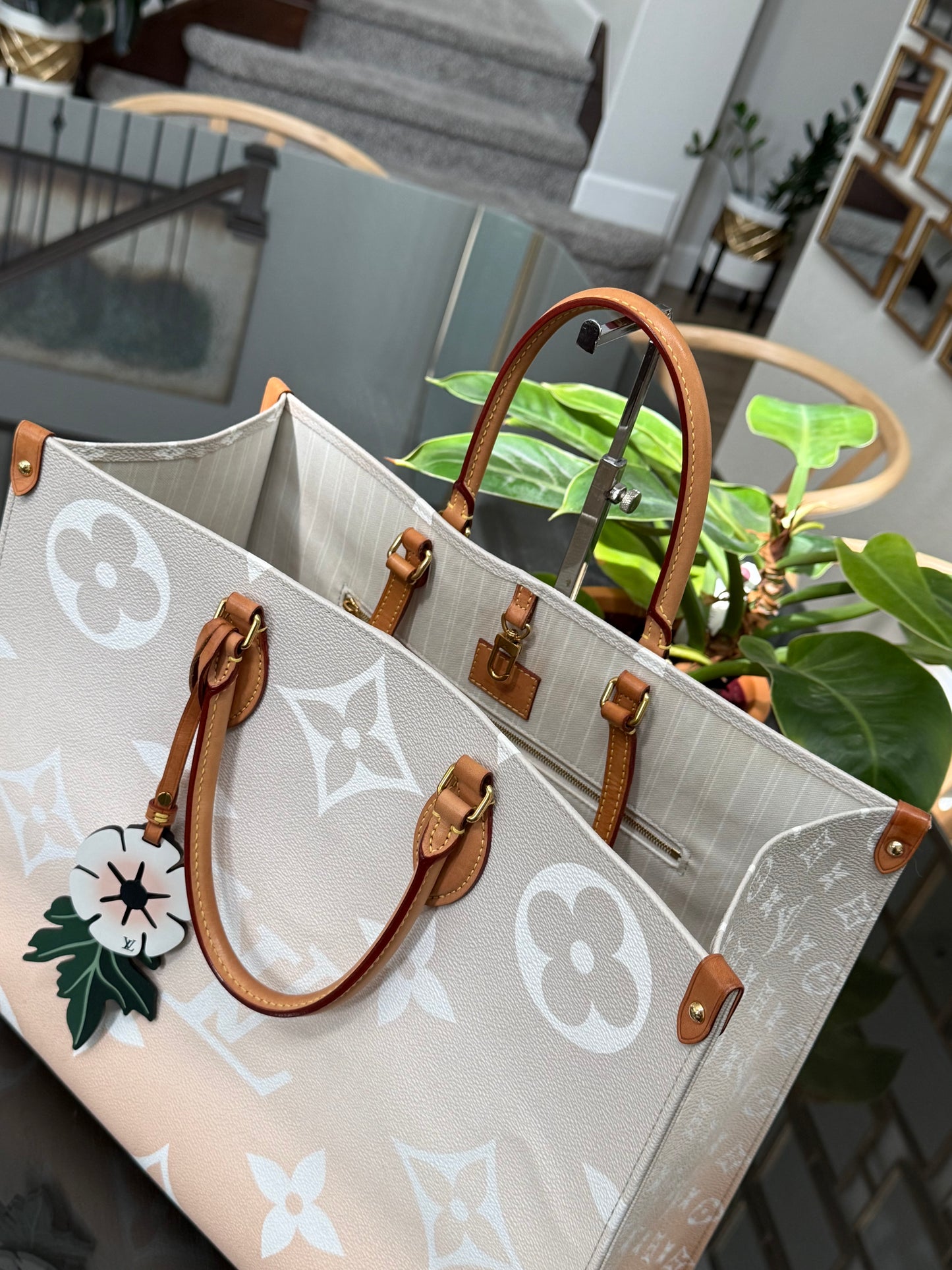On The Go GM By The Pool in Monogram with Dustbag and Insert Organizer -Microchip