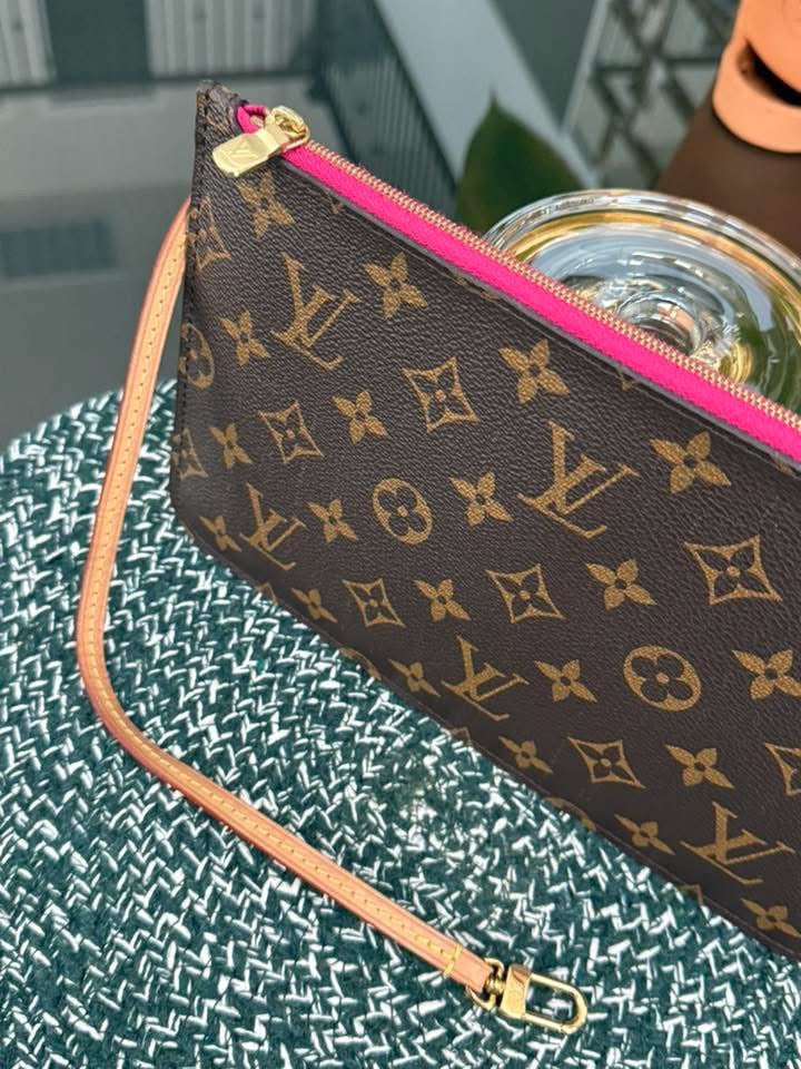 Neverfull MM/GM Pouch in Peony 🗓️ Year: 2020
